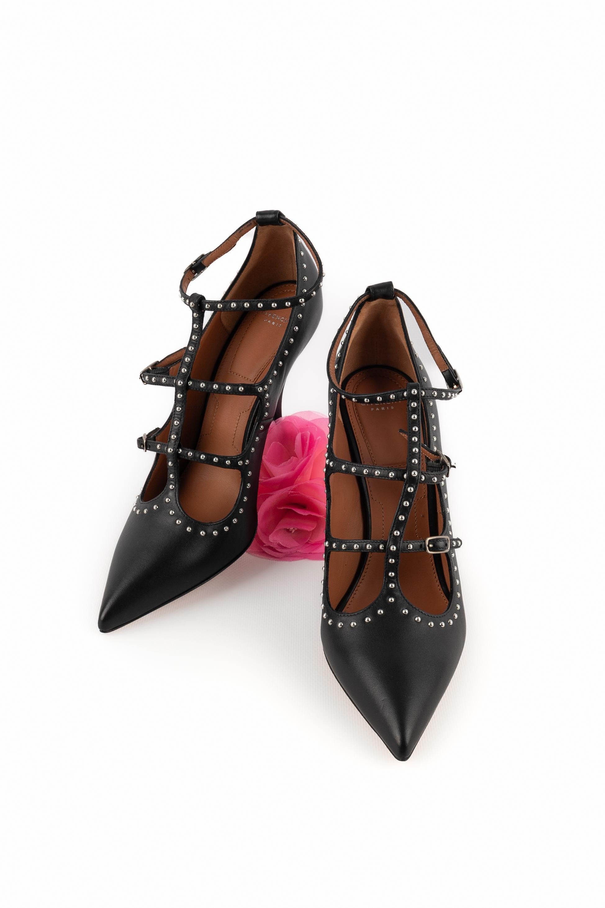 GIVENCHY - (Made in Italy) Black leather stilettoes with bridles and silvery studs.

Condition:
Very good condition

Dimensions:
Size 40

SKU:CH91