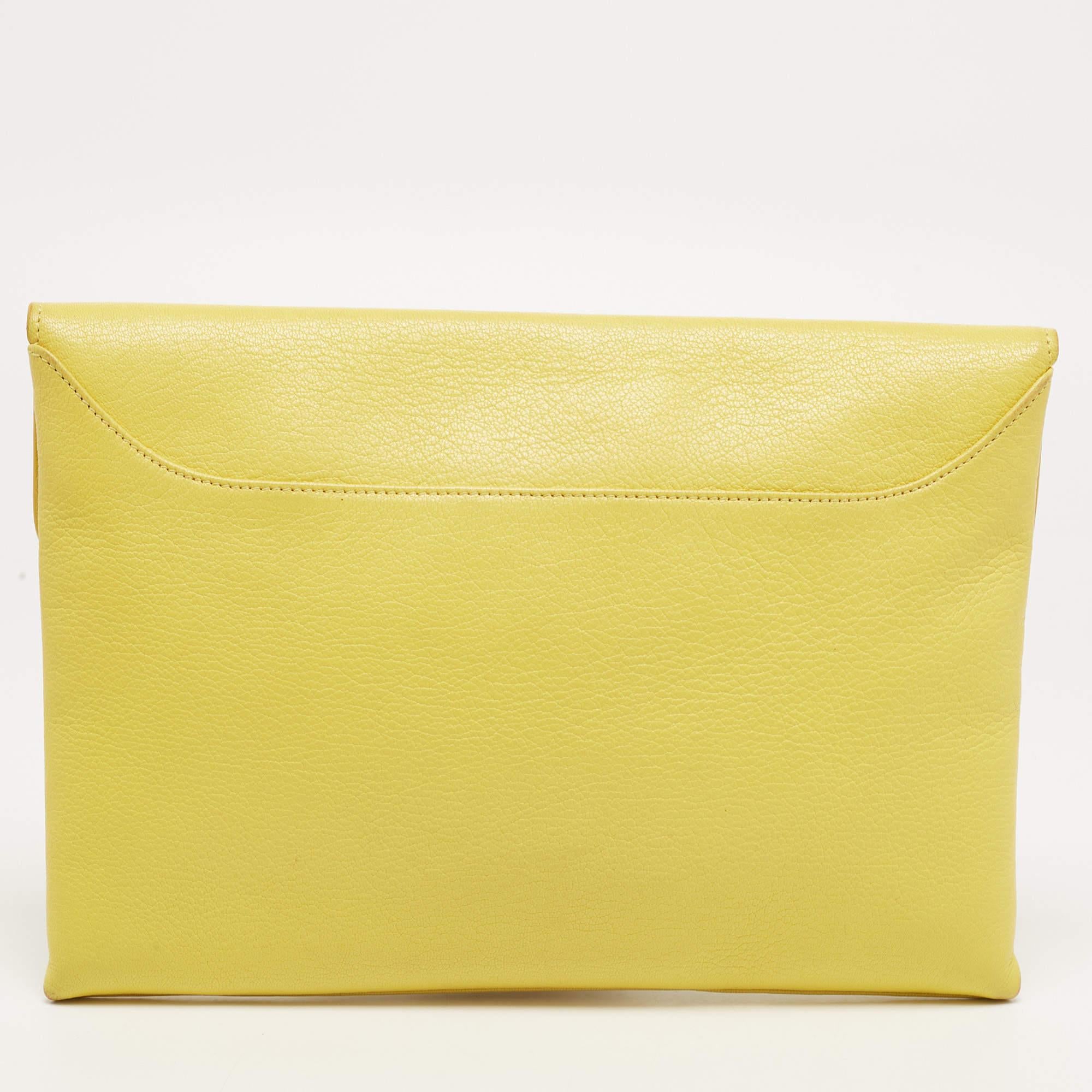 The elegant and feminine design of this beautiful Givenchy Medium Envelope Antigona clutch makes it perfect for the spring and summer seasons. Crafted in lemon yellow leather, this clutch will add a pop of colour to your day time looks and look