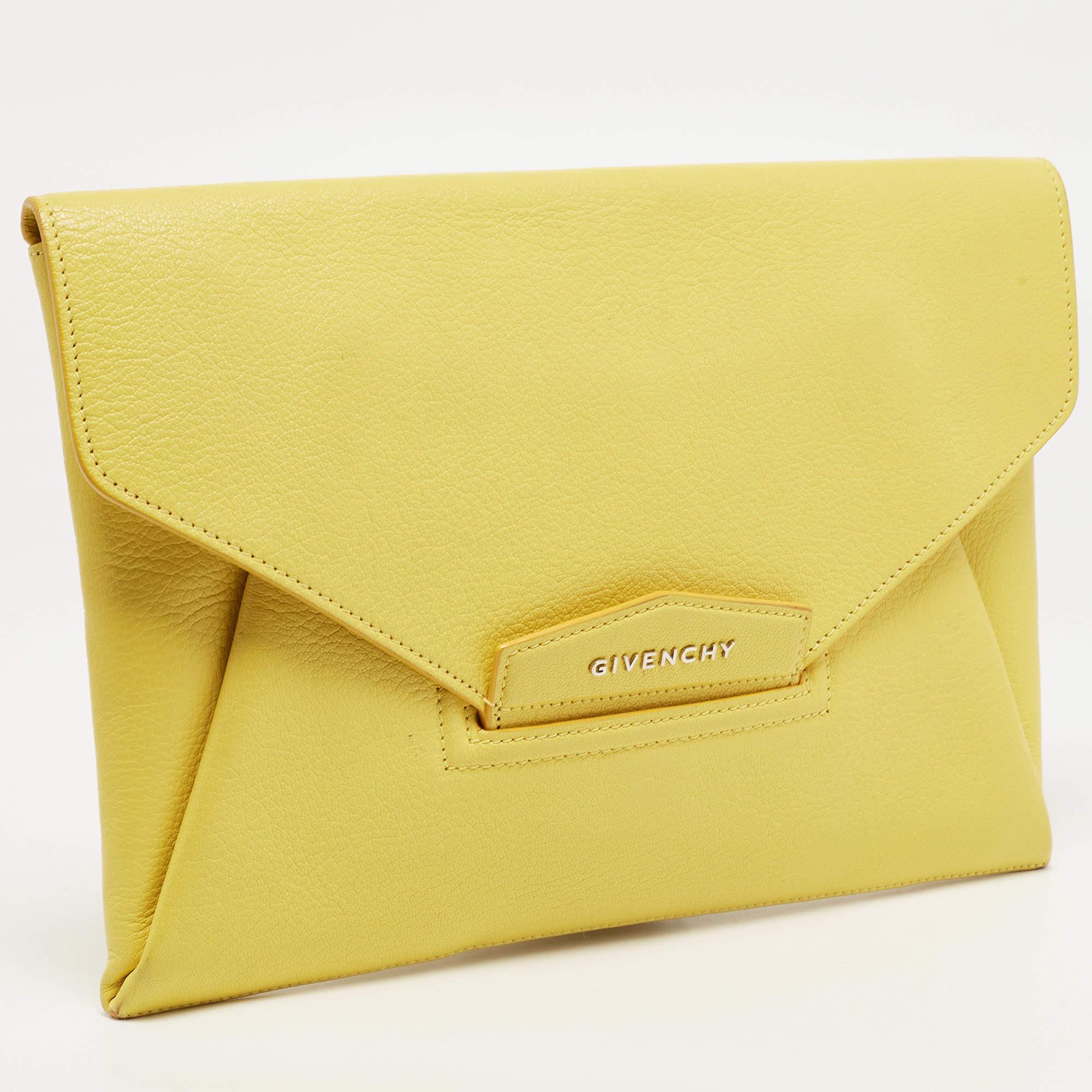 Givenchy Lemon Yellow Leather Medium Envelope Antigona Clutch In Good Condition In Dubai, Al Qouz 2