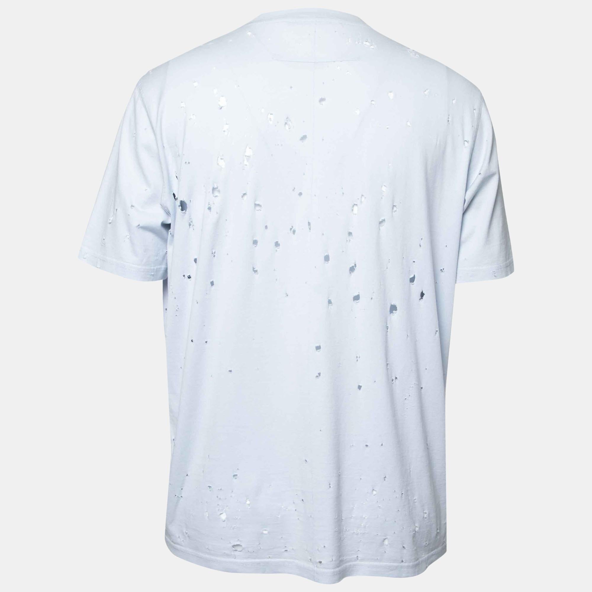 Givenchy brings you a simple t-shirt elevated by the label's logo and a distressed finish all over. It has been tailored from cotton in a light blue shade and features short sleeves. Style the creation with sneakers and denim pants for a cool and