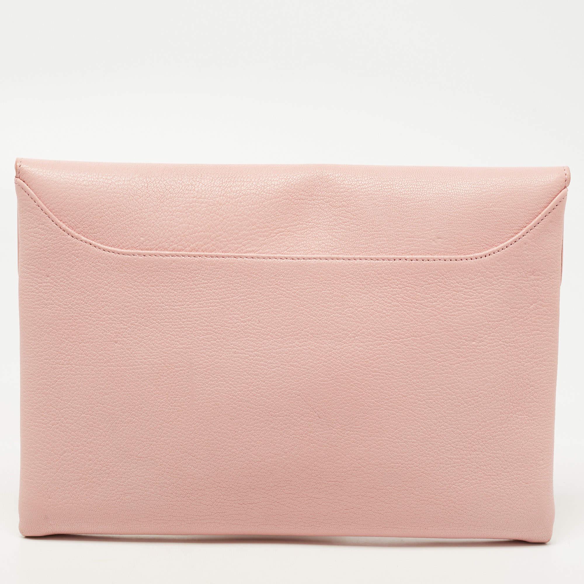 Givenchy Light Pink Leather Antigona Envelope Clutch In Good Condition In Dubai, Al Qouz 2