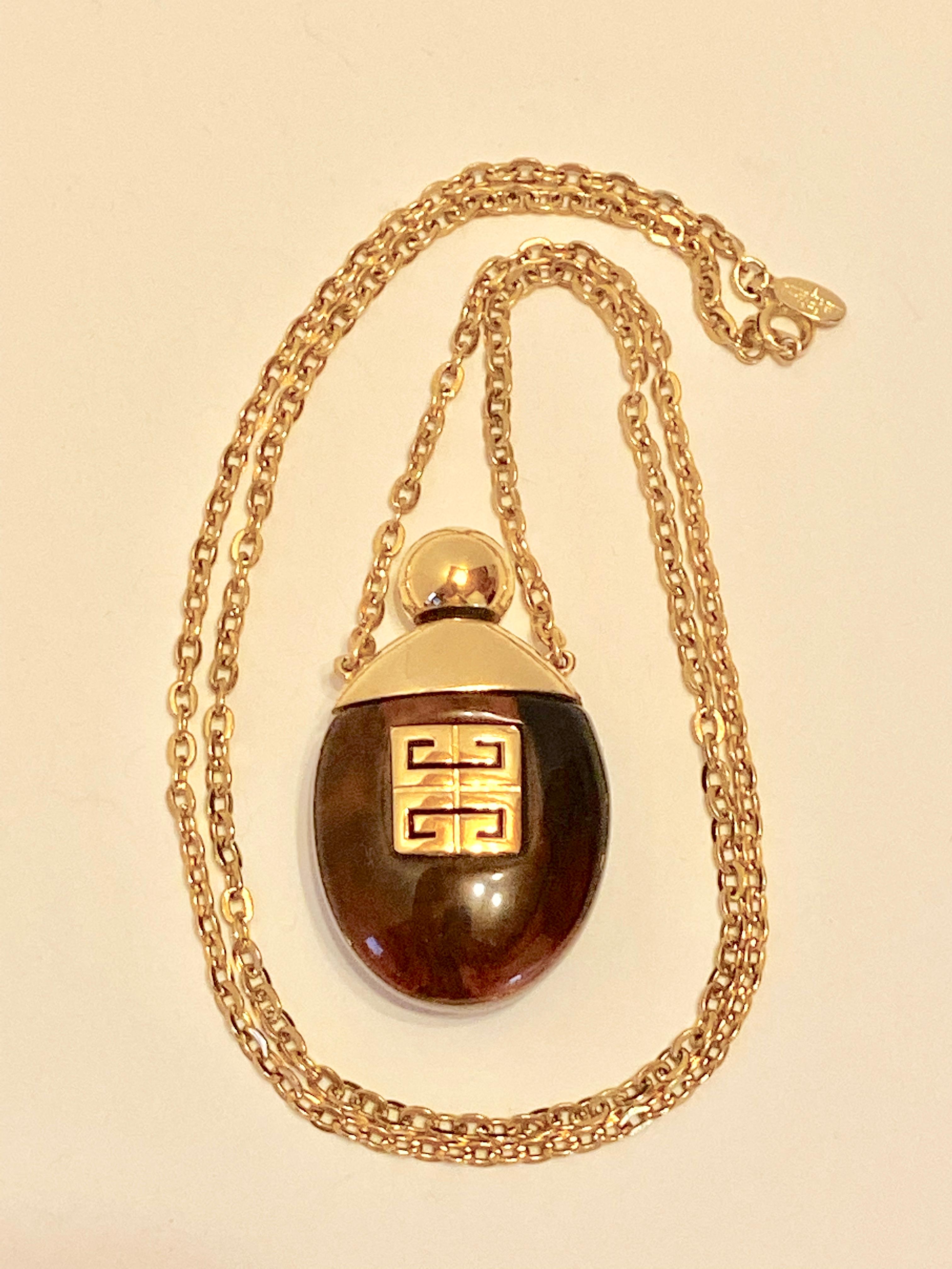 Givenchy, collier pendentif parfum en lucite « Tortoise Shell » « édition limitée » Bon état - En vente à New York, NY