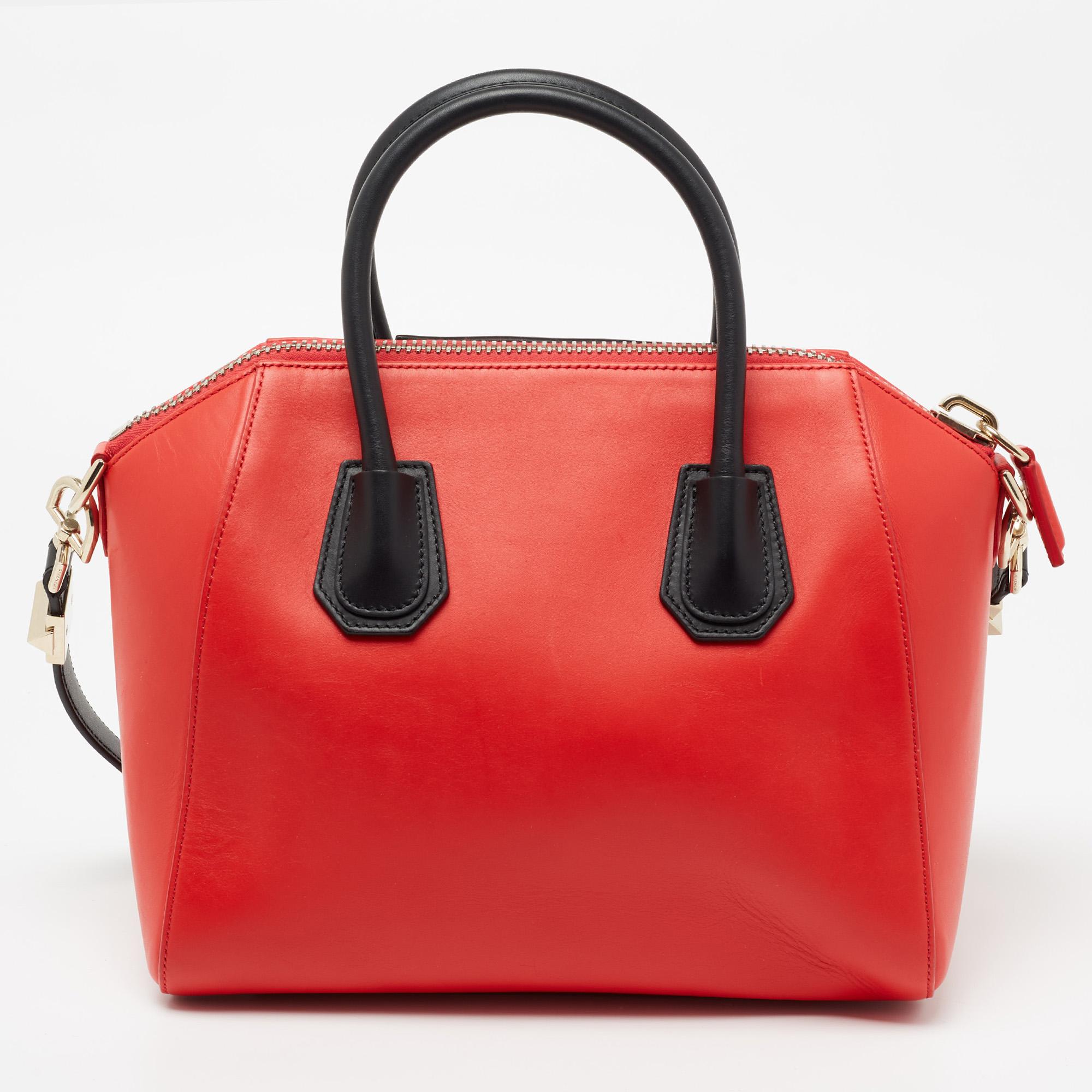 Made in Italy and loved by women worldwide is this beautiful Antigona satchel by Givenchy. It has been crafted from leather and is shaped elegantly. The red-black bag has a top zipper that reveals a canvas interior. It is held by two top handles and