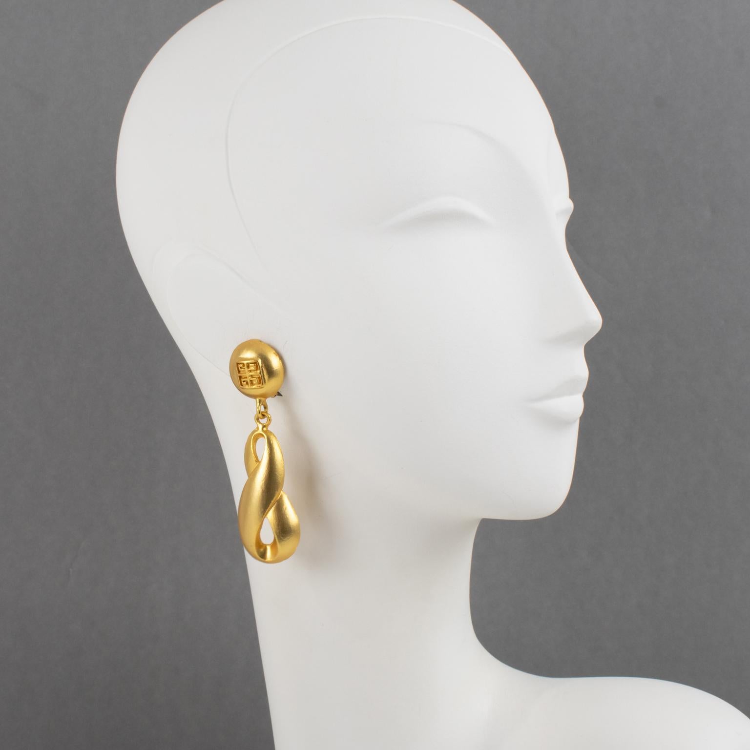 Orecchini a clip con logo Givenchy in metallo dorato e satinato in vendita 3