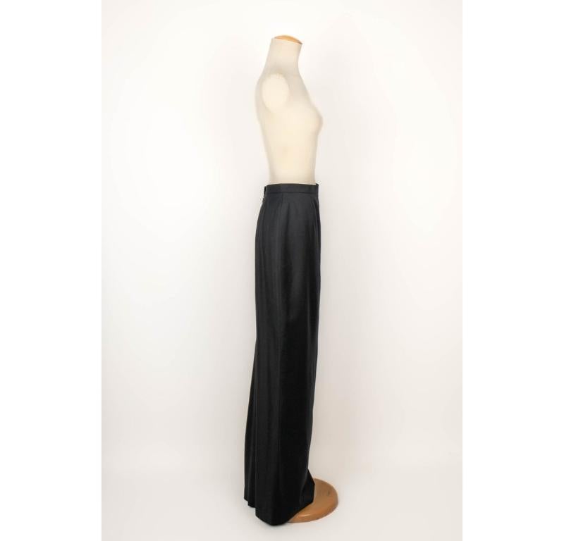 Givenchy - (Made in France) Long black skirt. Size 38FR.

Additional information:
Condition: Very good condition
Dimensions: Waist: 33 cm - Length: 110 cm

Seller Reference: FJ122