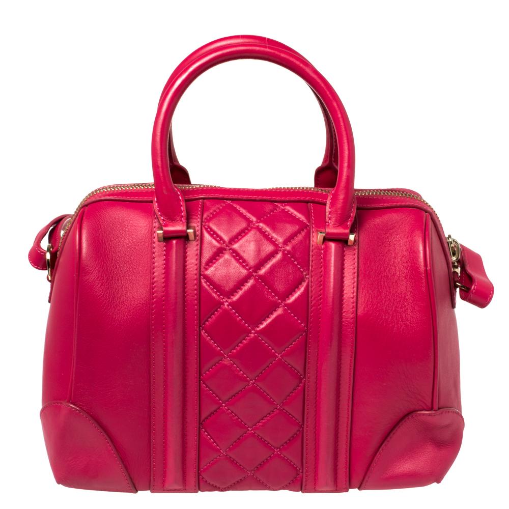 Make an exquisite appearance every time you carry this ageless Lucrezia bag by Givenchy. This pink-hued bag has dual top handles, a shoulder strap, a quilted panel on the exterior, and a spacious interior. Embrace your casual wear with this