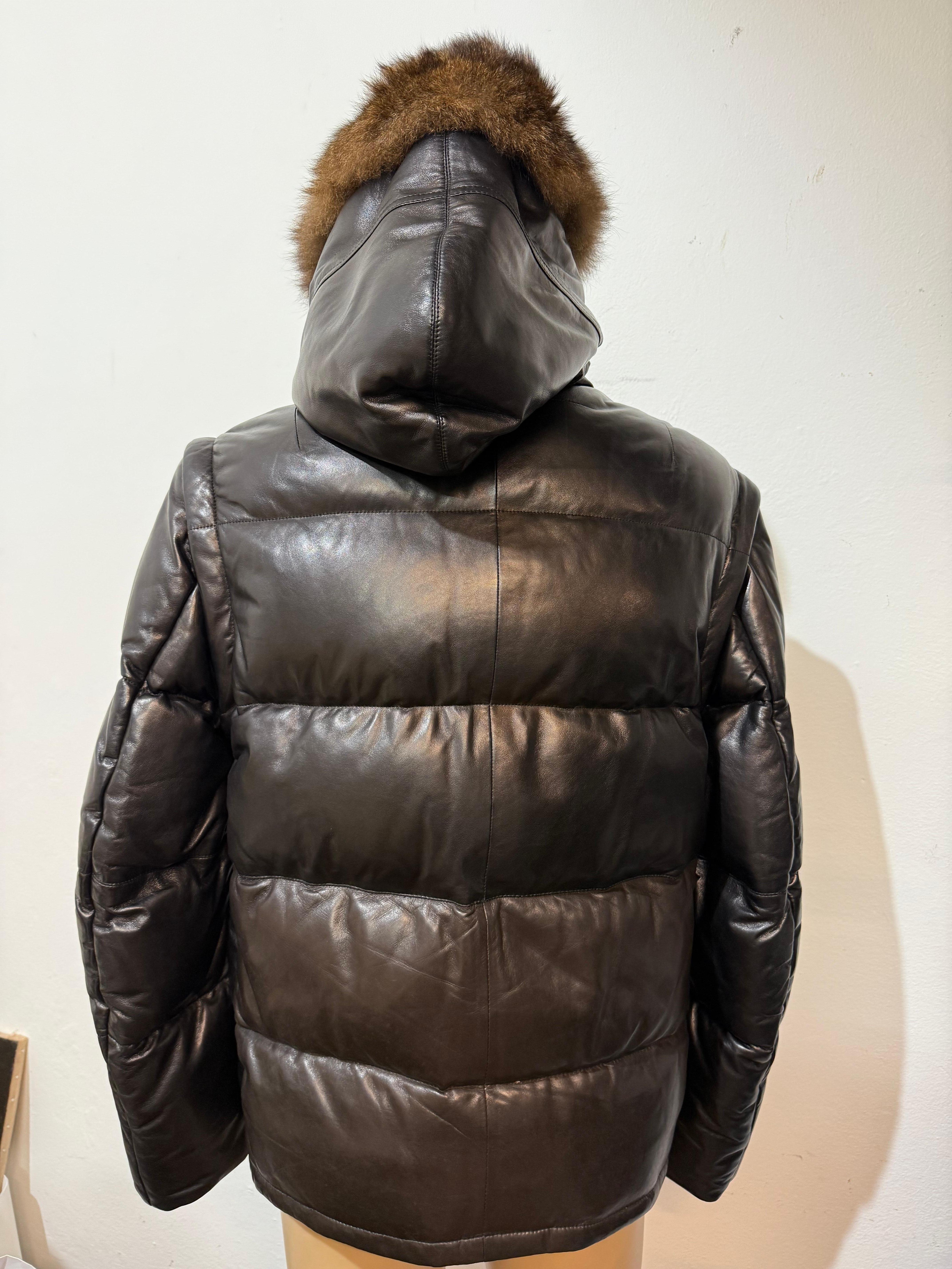 Incredibile bomber Givenchy Uomo
Giacca in pelle di agnello e piumino
Pelle di agnello
Cappuccio in pelliccia di agnello
Rimovibile
Colore nero
Chiusura con zip e bottoni 
4 tasche con zip (2 esterne e 2 interne)
Spalla/orecchio cm 73 (19,68