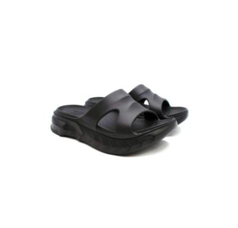 Givenchy Marshmallow Black Foam Sandals

- Light weight
- One large strap with cut out details
- Platform sole
- Open  toe 
- Embossed Givenchy logo 

Materials:
100% Rubber

Made in Italy 

PLEASE NOTE, THESE ITEMS ARE PRE-OWNED AND MAY SHOW SIGNS