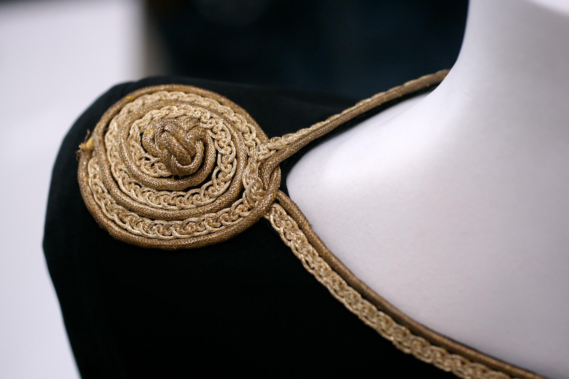 Givenchy - Robe en jersey mat et soutache dorée en vente 1