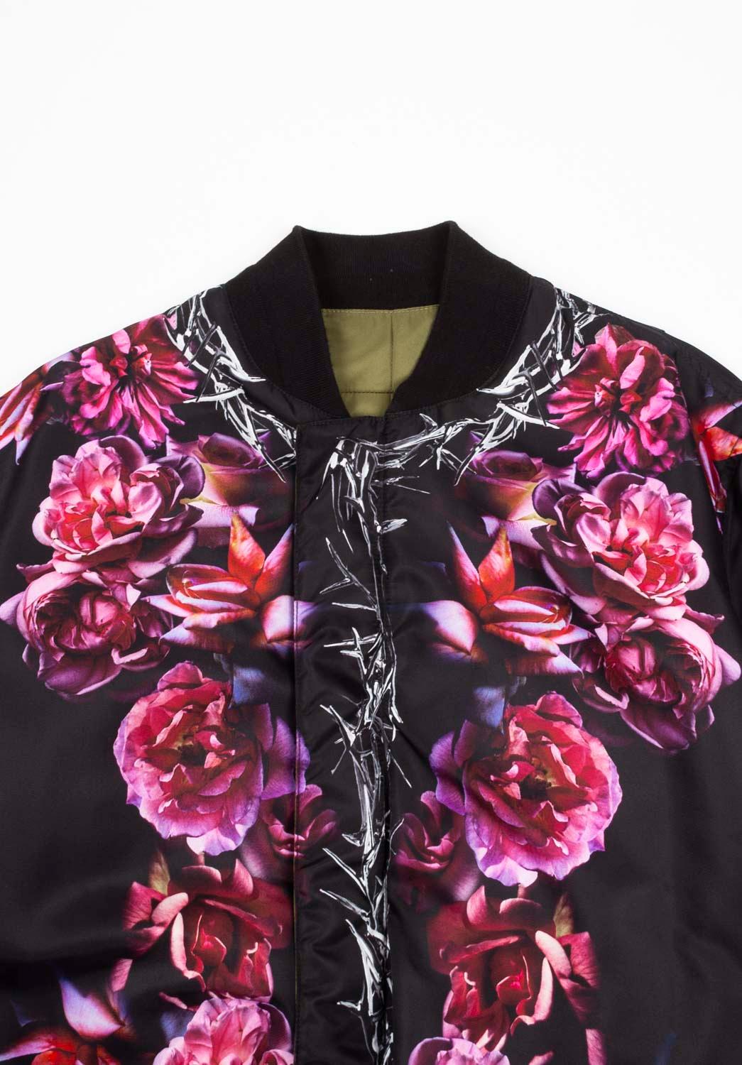 Consultez mes autres annonces. A beaucoup d'autres vêtements de marque à vendre. Ouvert à toutes les offres.
L'article mis en vente est 100% authentique Givenchy Reversible Floral Bomber, DNU0
Couleur : Multi
(La couleur réelle peut varier