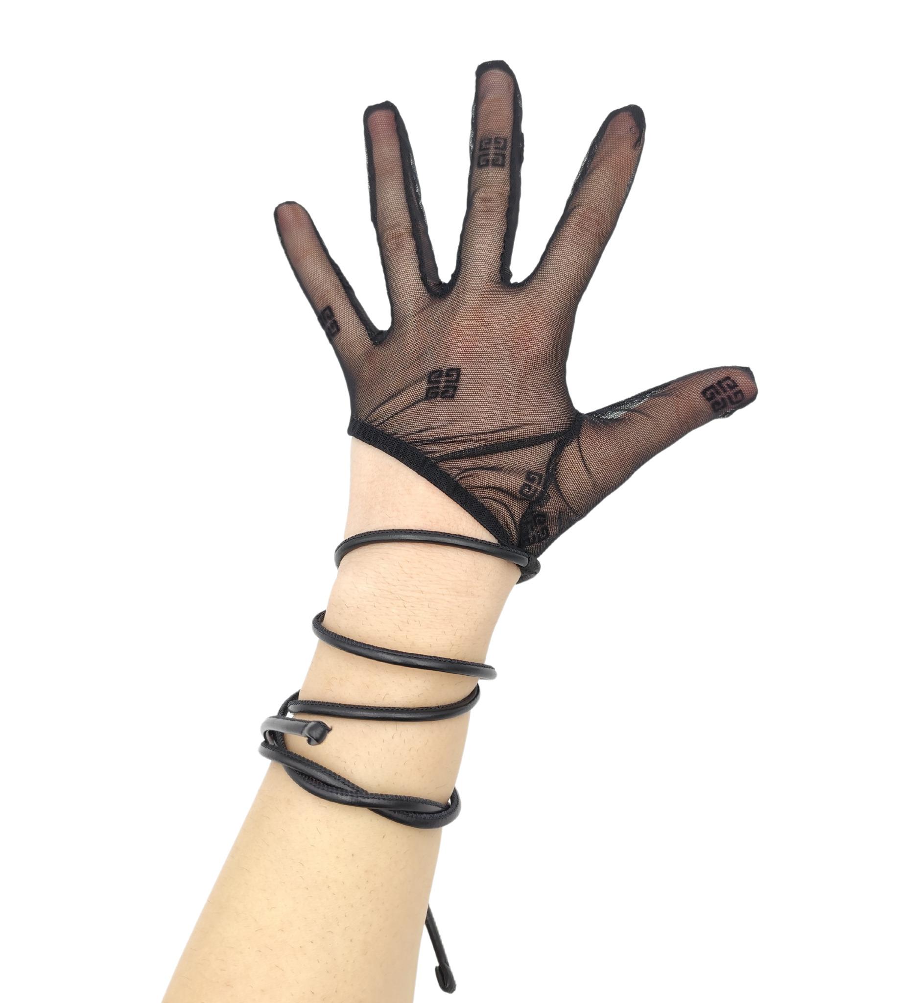 Givenchy gloves
Logo tulle
Leather strings

Size M

New with tags
LABELS REMOVED
Retail €690