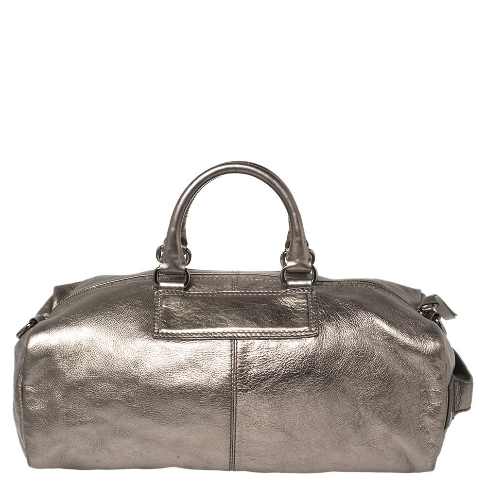 Embrace the current trends in fashion with this elegant handbag by Givenchy. Luxury and tastefulness get personified with this brilliantly made leather handbag. Lined with canvas, this bag will smoothly last you season after season. Complement your