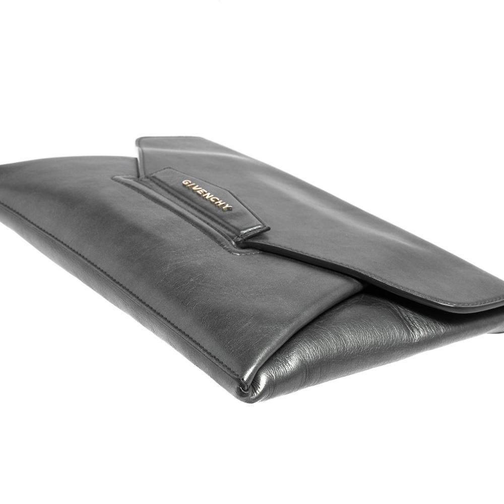 Givenchy Metallic Silver Leather Medium Antigona Envelope Clutch In Good Condition In Dubai, Al Qouz 2