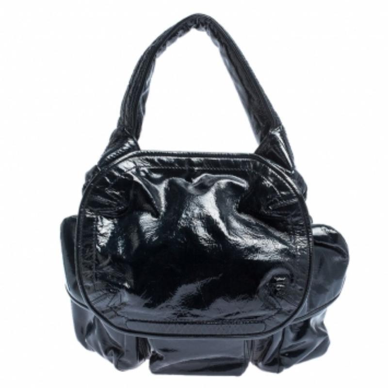 Diese trendige Hobo von Givenchy ist die perfekte Ergänzung zu Ihrem Outfit. Die aus Lackleder gefertigte und mit bestem Stoff gefütterte Hobo-Tasche ist stilvoll und strapazierfähig zugleich. Sie verfügt über Seitentaschen und zwei Griffe.