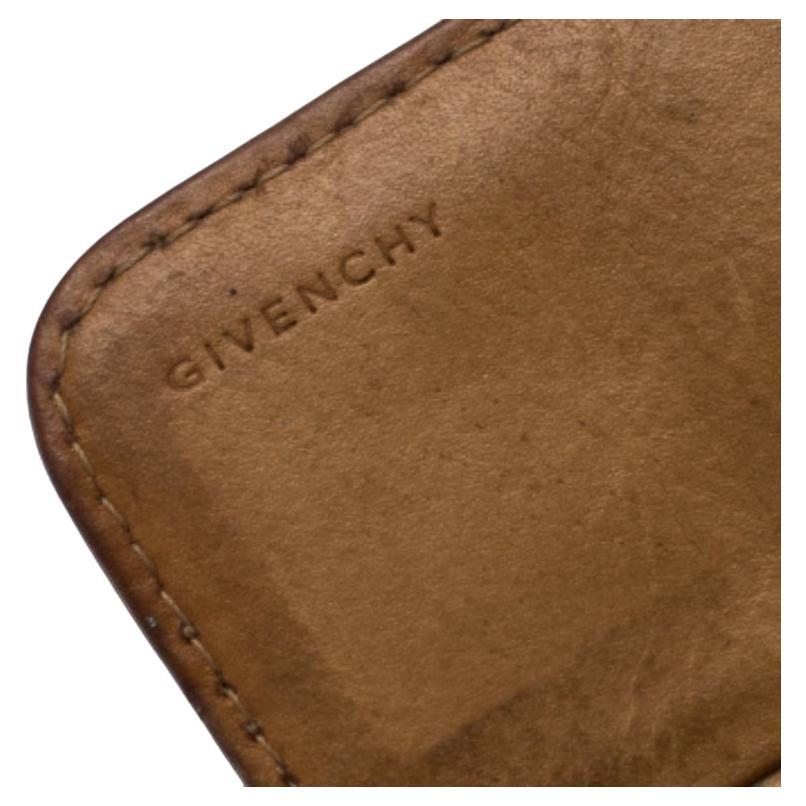 Dieses Portemonnaie von Givenchy hat Eleganz und Klasse. Es ist stilvoll und praktisch. Dieses perfekt gestaltete Portemonnaie aus Nylon und Leder mit Monogrammen kann Ihr Lieblingsaccessoire werden. Er ist so konzipiert, dass Sie Ihre wichtigsten