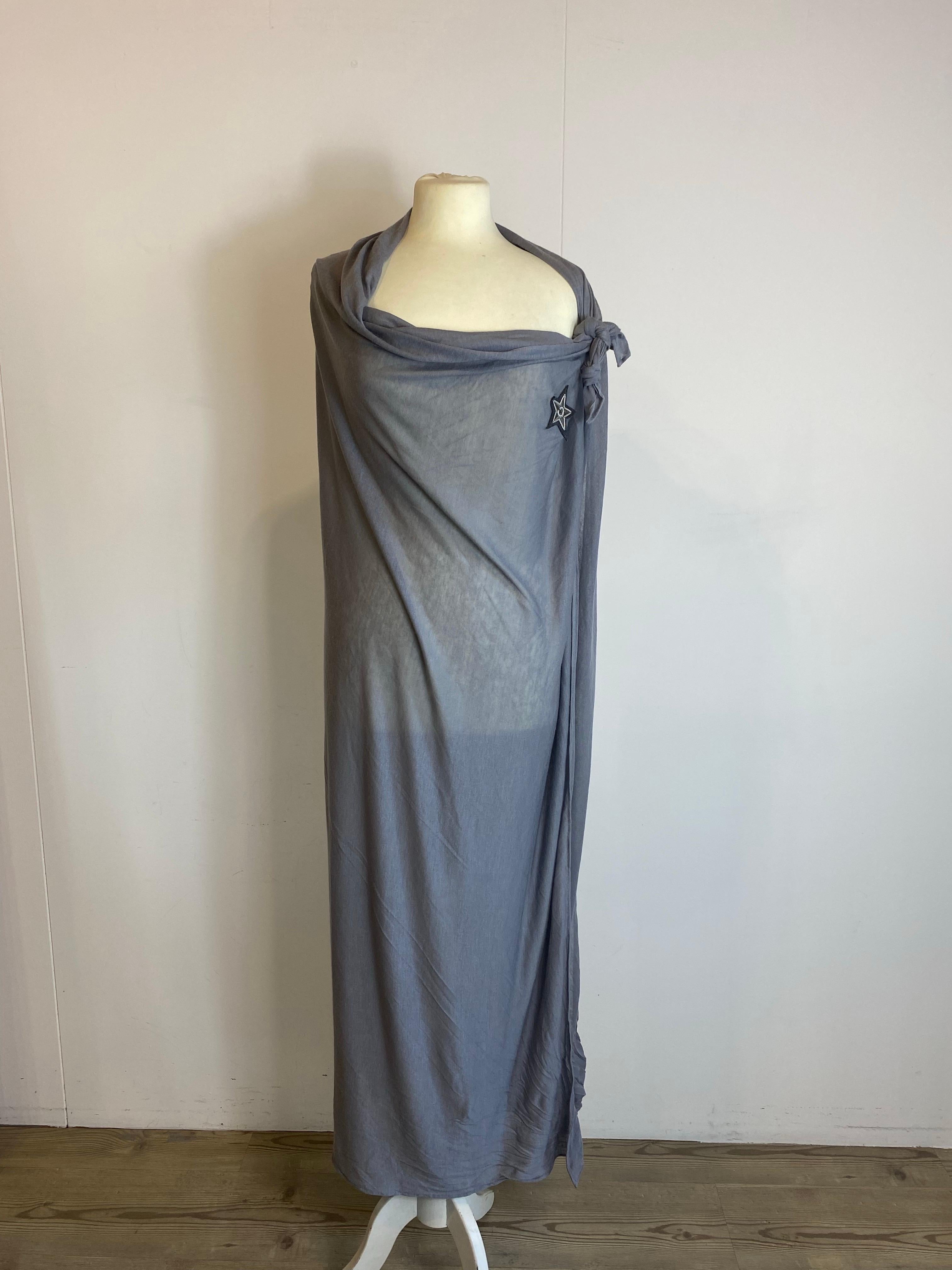 Foulard multiuso Givenchy.
134 cm x 128 cm.
85% viscosa, 15% lana.
Buone condizioni, presenta segni d'uso e difetti come mostrato nelle foto.