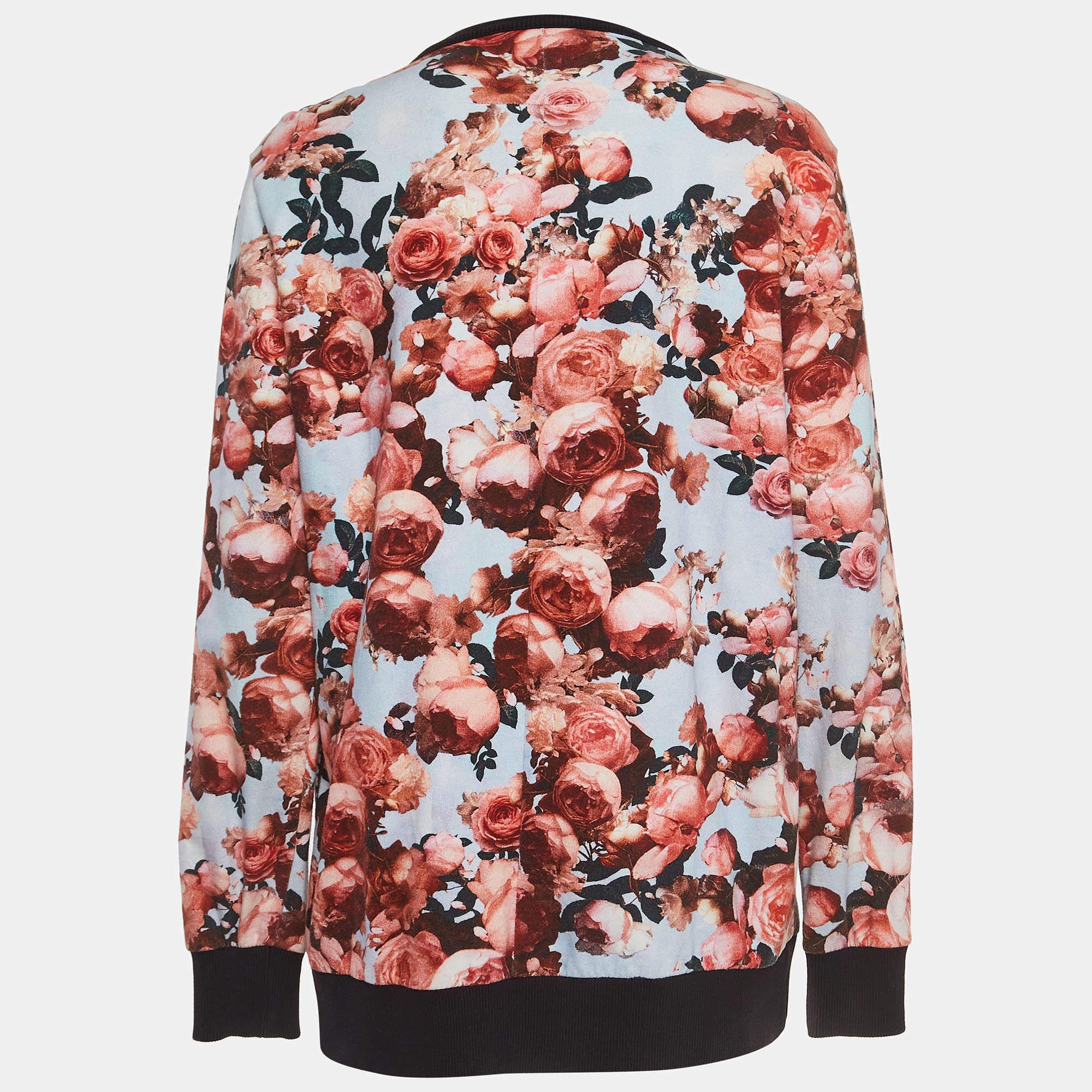 This sweatshirt from Givenchy is perfect for your casual wear. It is made from quality cotton to give you comfort and designed with roses and birds of paradise printed all over. This creation definitely deserves a place in your closet.