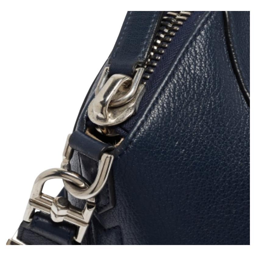 Se stai cercando qualcosa che rifletta lo chic e il lusso, questa borsa è la scelta perfetta. Realizzato con materiali pregiati, può essere trasportato comodamente e il suo interno è spazioso per ospitare i tuoi effetti personali con facilità.