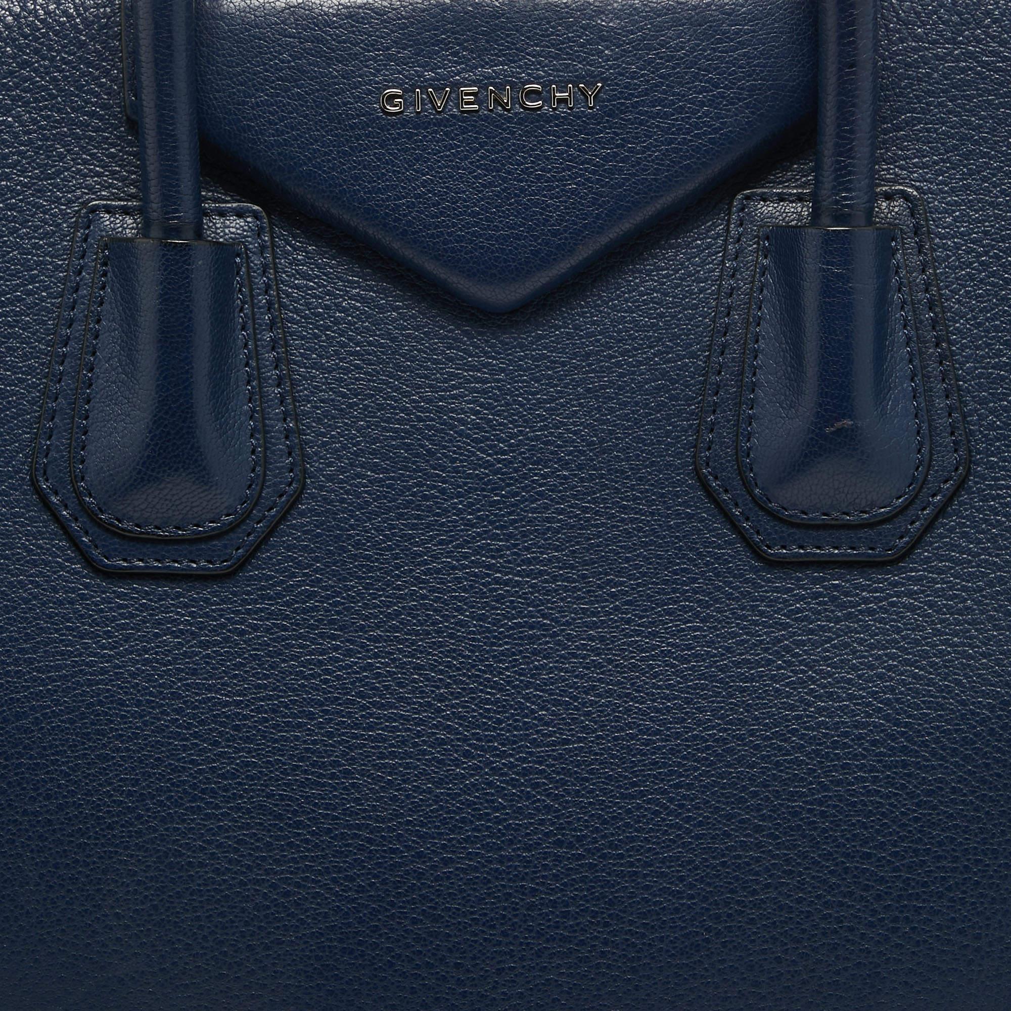 Givenchy Navy Blue Leather Medium Antigona Satchel In Good Condition For Sale In Dubai, Al Qouz 2