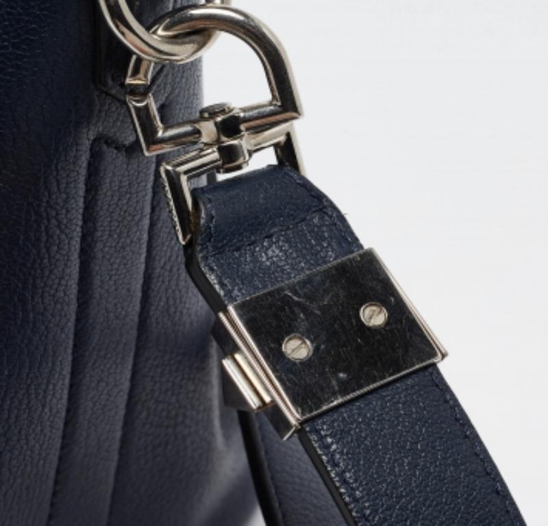 Givenchy Borsetta media Antigona in pelle blu navy In condizioni discrete in vendita a Dubai, Al Qouz 2