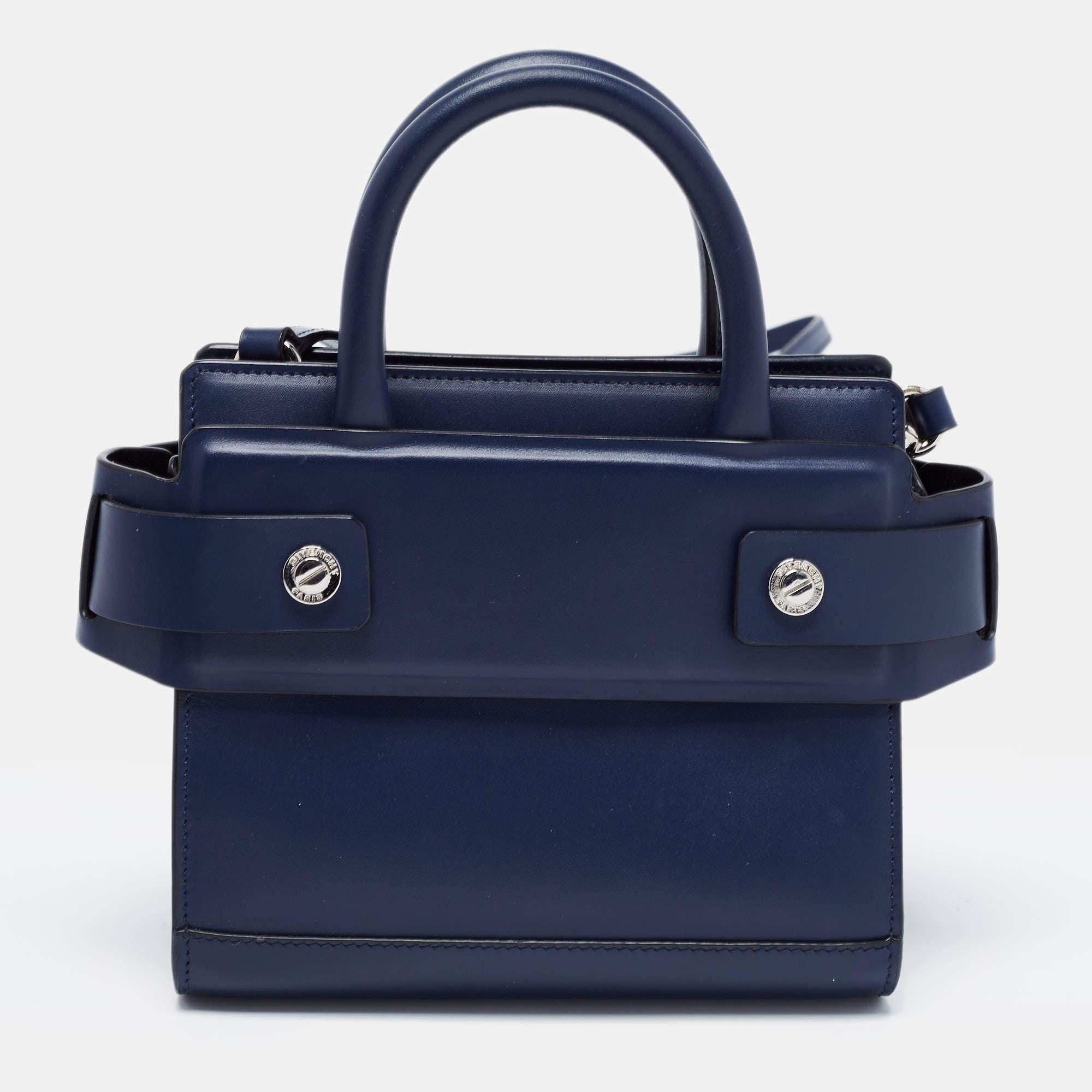 Givenchy is famed across the globe for its exquisite designs. From the brand's incredible accessory collection comes this Horizon bag. Crafted from leather in a navy blue shade, the bag is aided by top handles, a long strap, and the label's logo