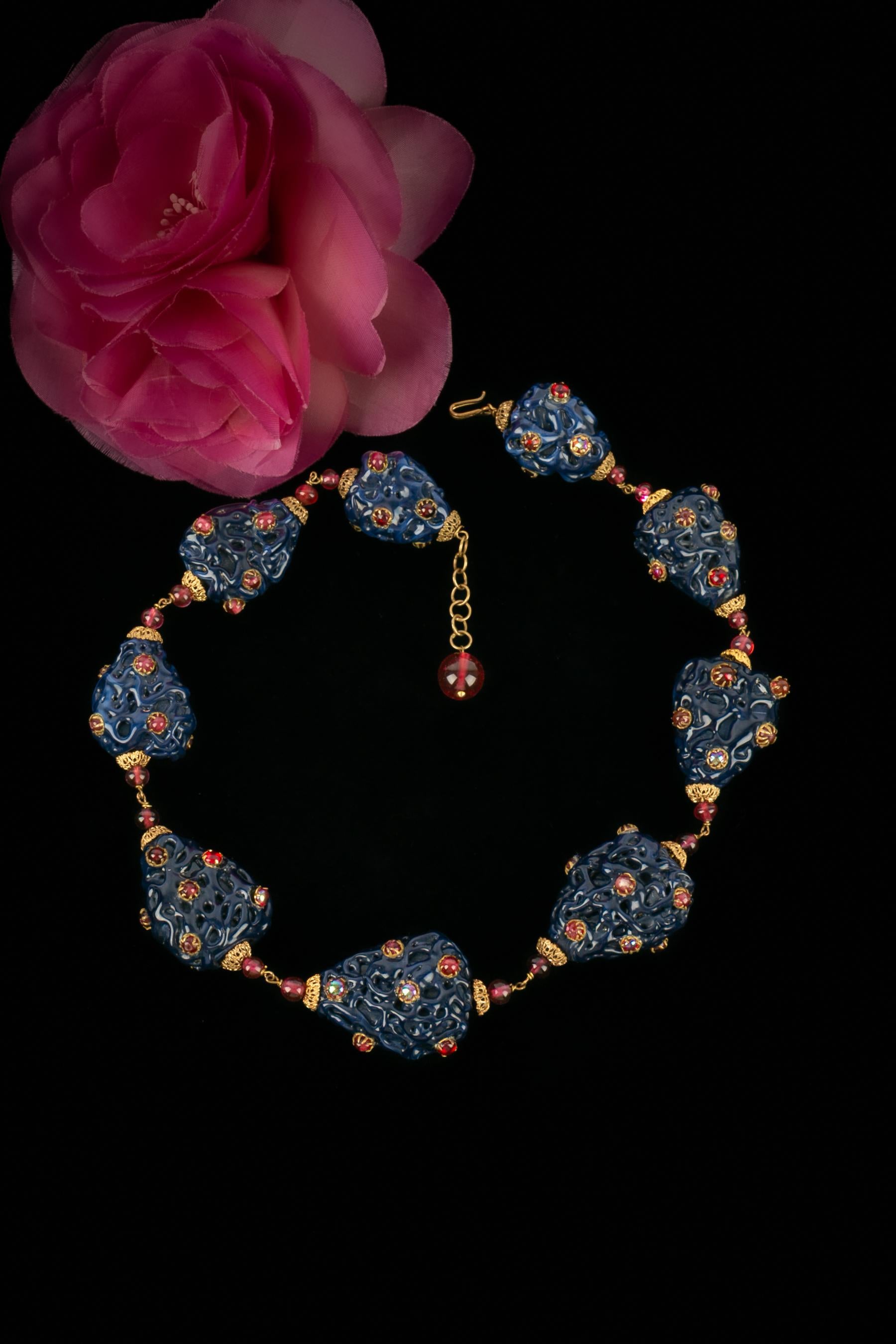 GIVENCHY - Golden metal short necklace with blue enamel and 'chinese' glass pearls. Jewelry made by the house of Gripoix for Givenchy, 1960.

Condition:
Very good condition

Dimensions:
Length: from 46 cm to 49 cm

SKU:BC118