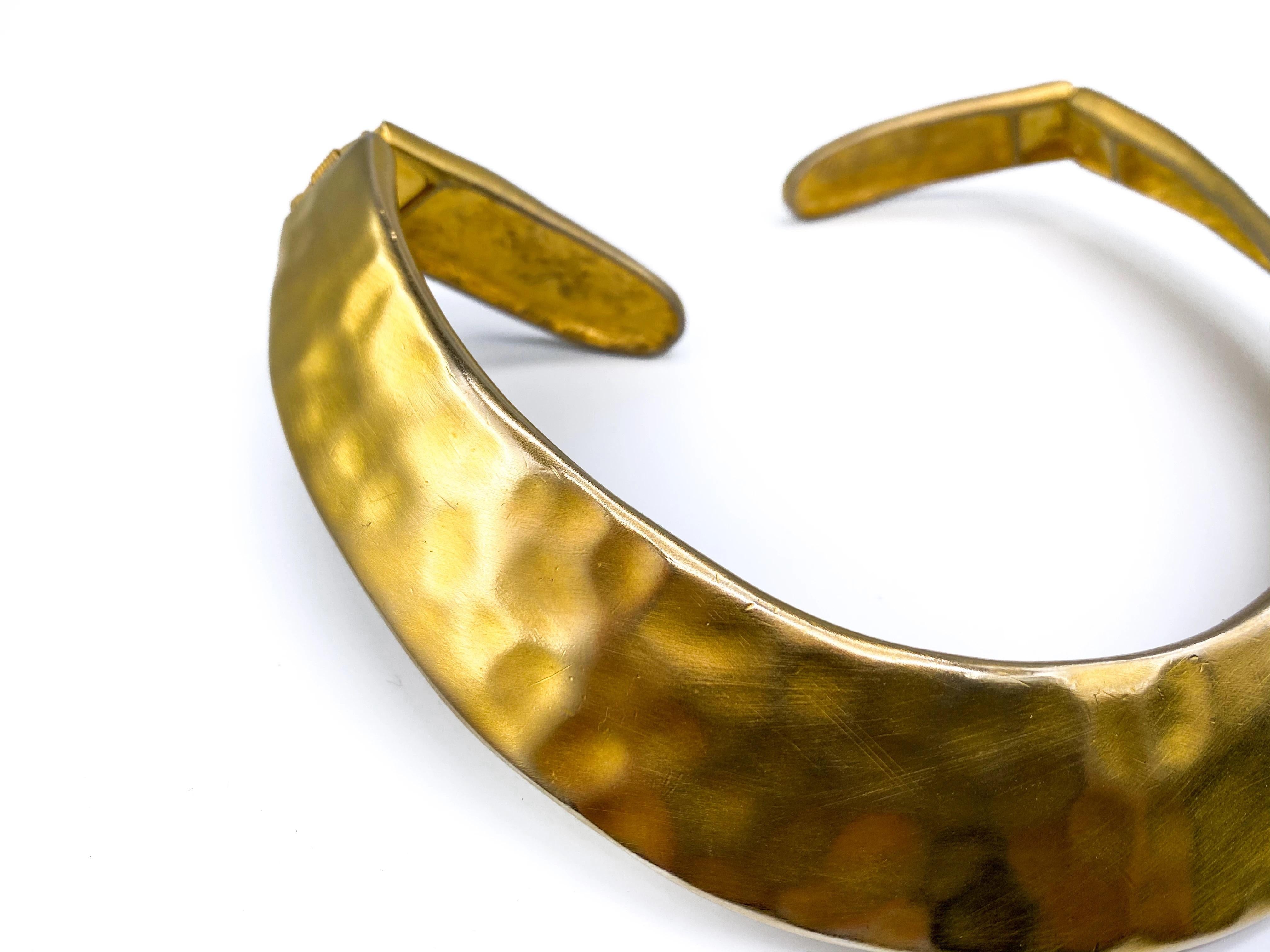 Givenchy 1980s Vintage Hammered Choker Necklace. 

An Egyptian-inspired statement piece from the iconic House of Givenchy.  

Detail
-Made in France in the late 1980s
-Cast from a hammered gold coloured base metal
-Features hinged arms on either