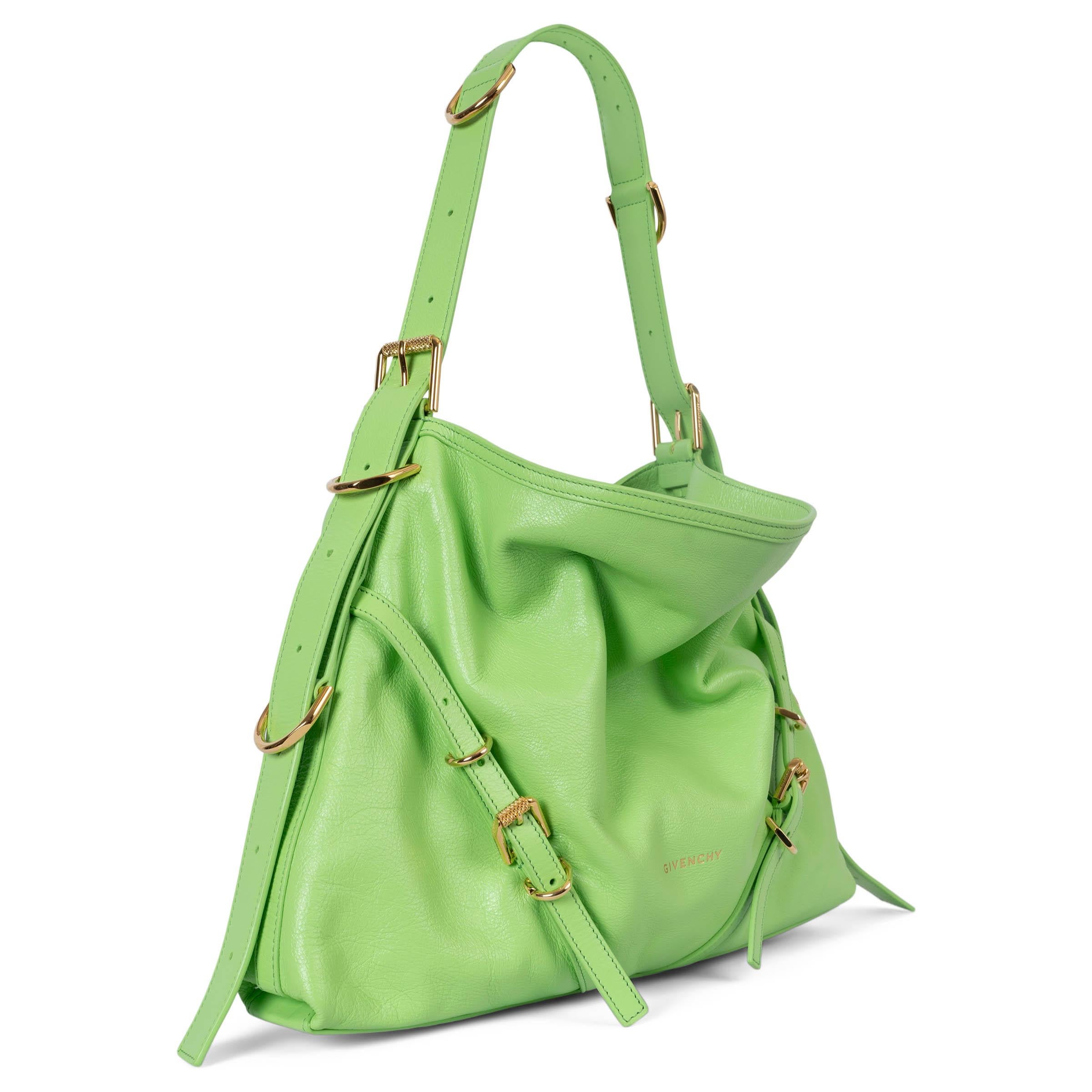 100% auténtico Bolso bandolera mediano Voyou de Givenchy en piel de ternero granulada verde neón, se adapta a un uso largo, corto, de mano o cruzado gracias a las correas ajustables discretamente grabadas con la inscripción 