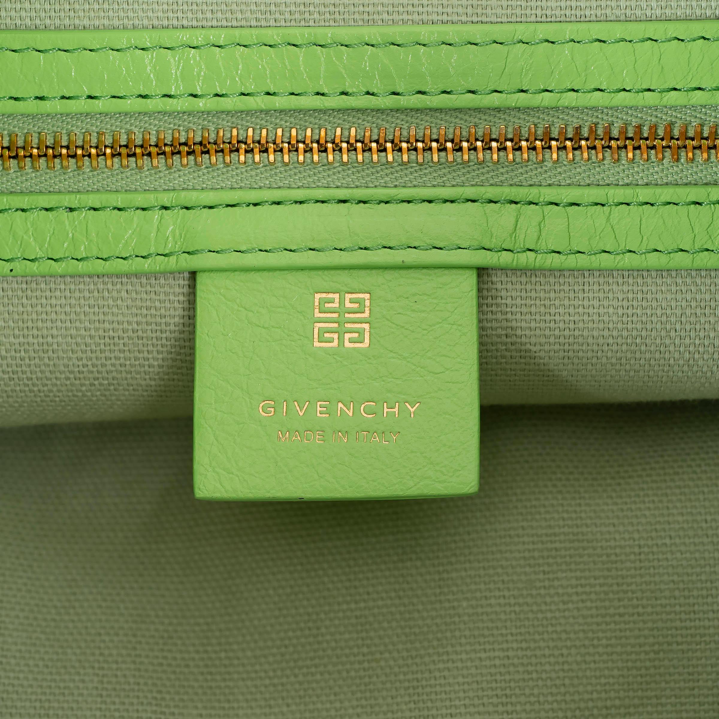 Bolso Hobo GIVENCHY 2023 VOYOU MEDIUM de piel verde neón en venta 4