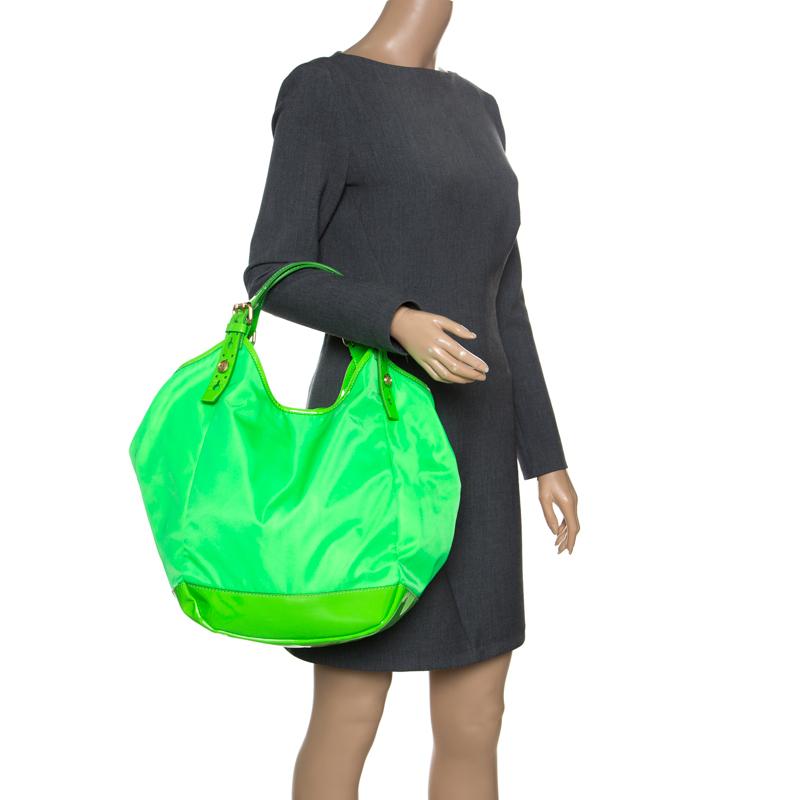 This New Sacca hobo will have you smitten by its eye-catching neon green hue and its fabulous structure. Crafted from nylon and patent leather trims, the bag is two top handles held by buckles in gold-tone hardware. This amazing hobo boasts a