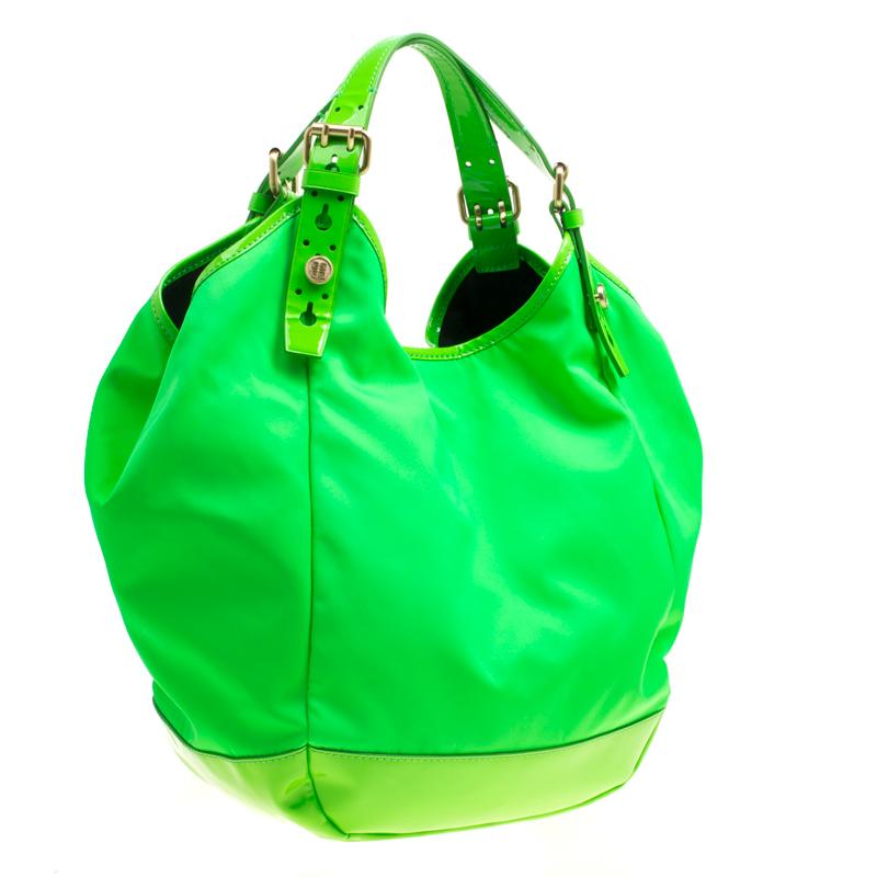 Givenchy Neon Green Nylon and Patent Leather New Sacca Hobo In Excellent Condition In Dubai, Al Qouz 2