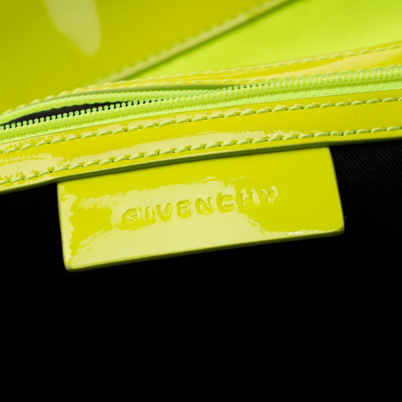 Givenchy Neon Green Nylon and Patent Leather New Sacca Hobo In Excellent Condition In Dubai, Al Qouz 2