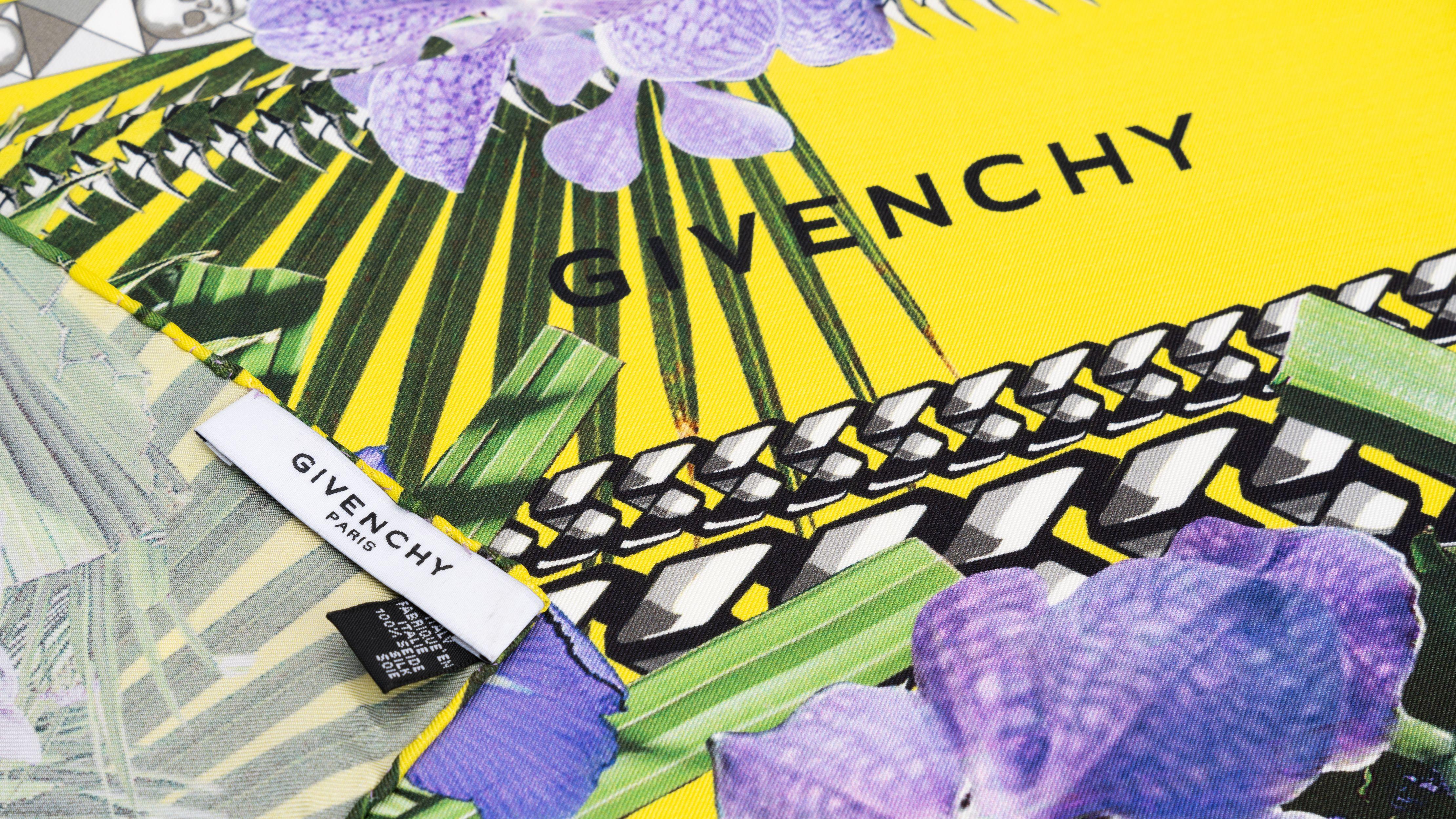 Echarpe en soie Givenchy New Flower Neuf - En vente à West Hollywood, CA