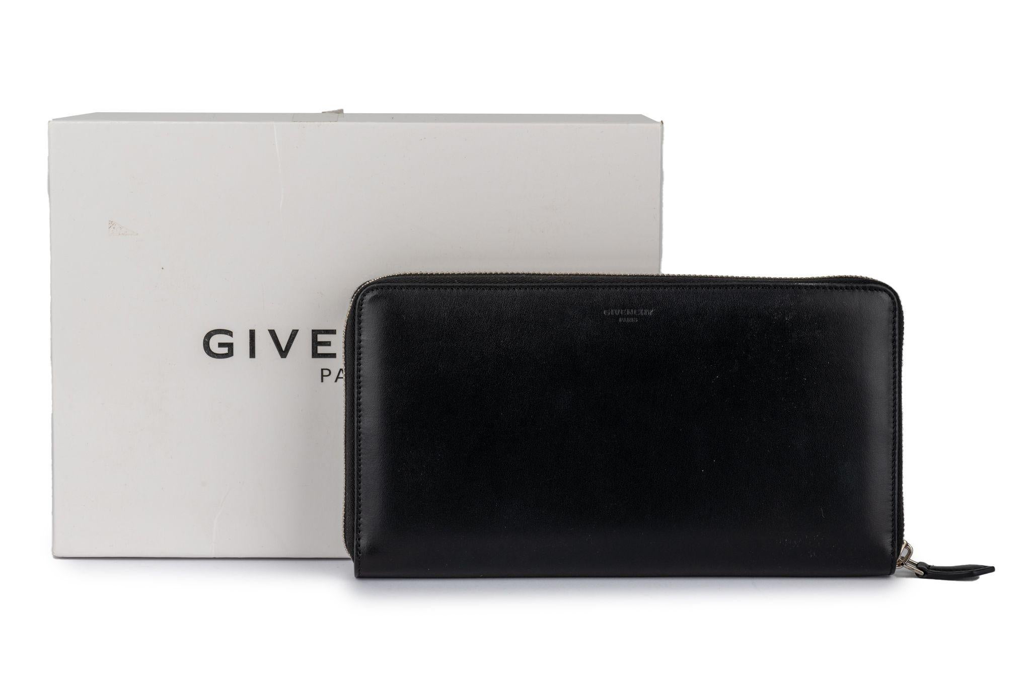 Givenchy grand portefeuille à fermeture éclair neuf en vente 9