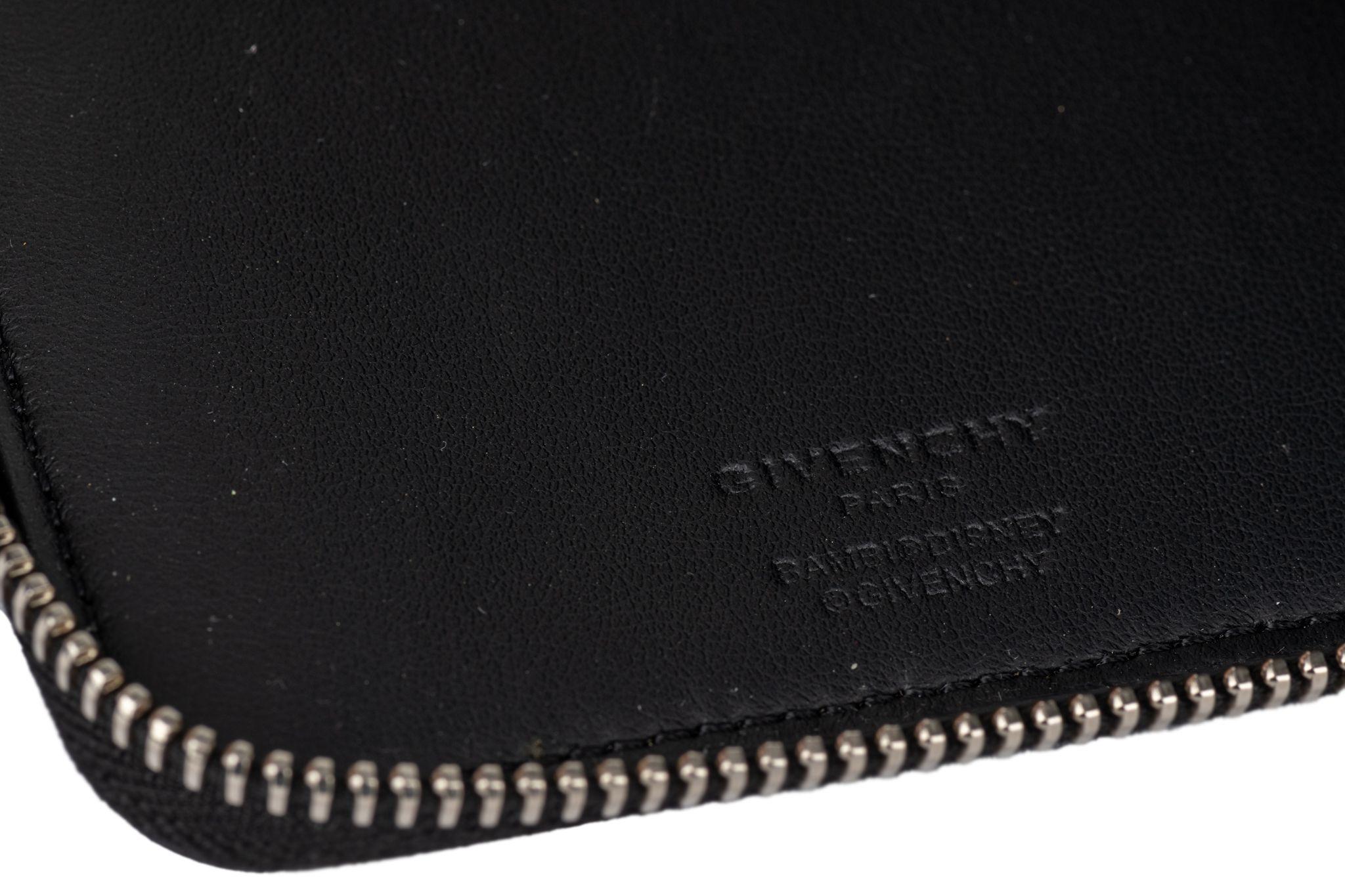 Givenchy, nouveau portefeuille en cuir noir avec fermeture éclair et motif bambi blanc. 
Livré avec livret, jaquette d'origine et boîte.