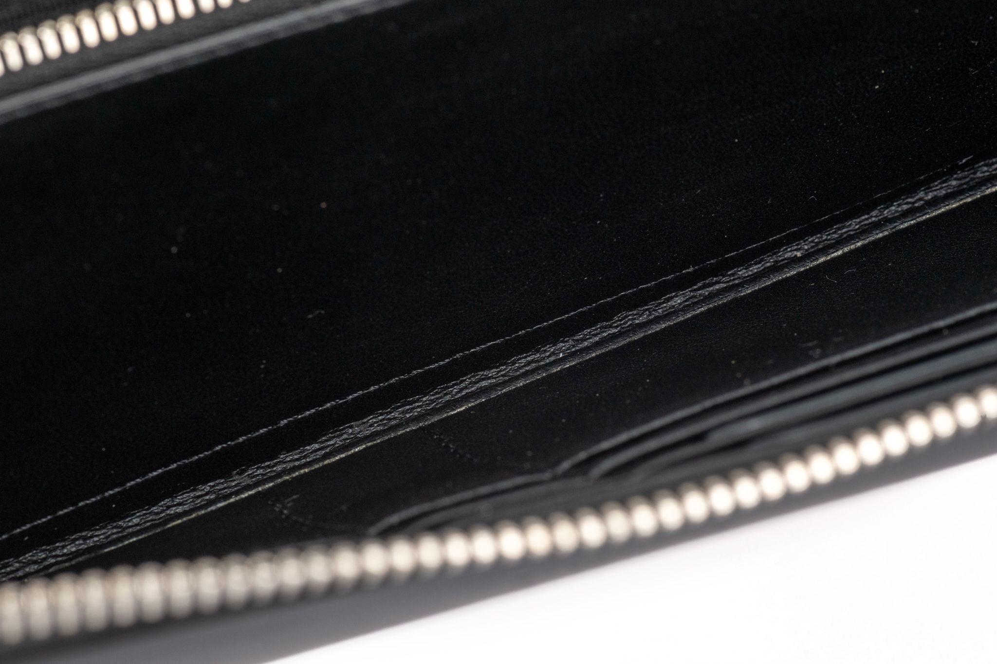 Givenchy grand portefeuille à fermeture éclair neuf Neuf - En vente à West Hollywood, CA