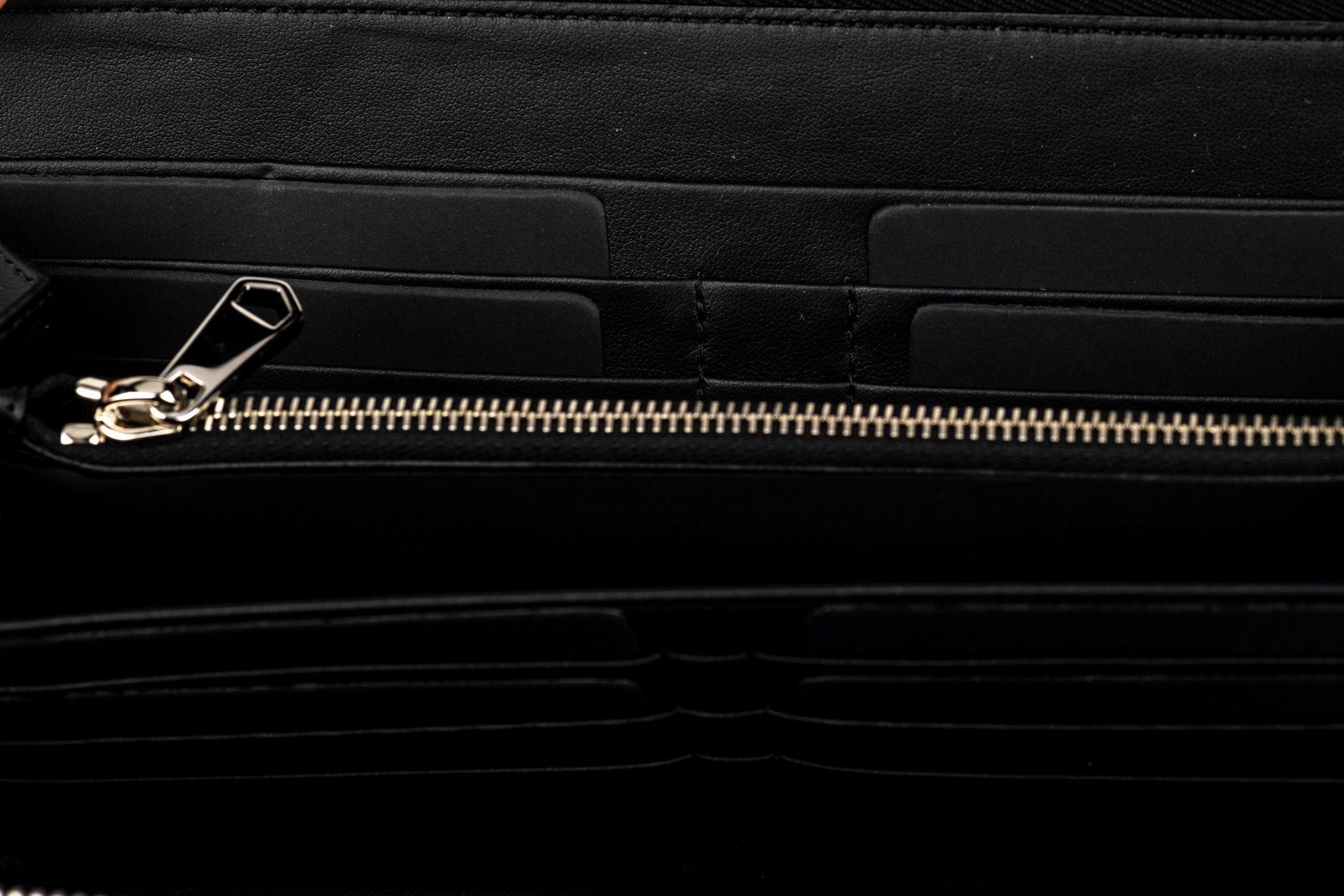Givenchy grand portefeuille à fermeture éclair neuf en vente 1