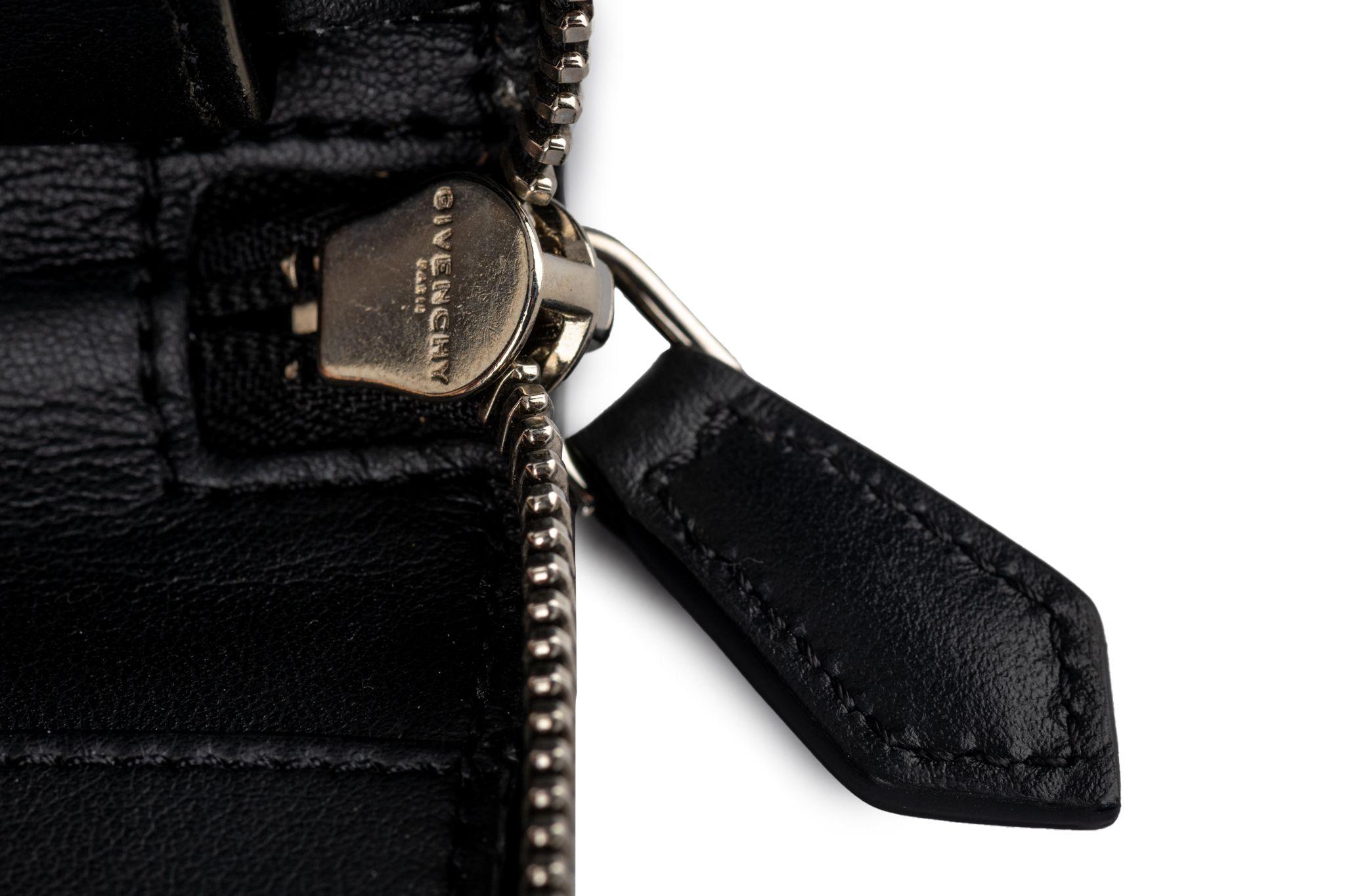 Givenchy grand portefeuille à fermeture éclair neuf en vente 2