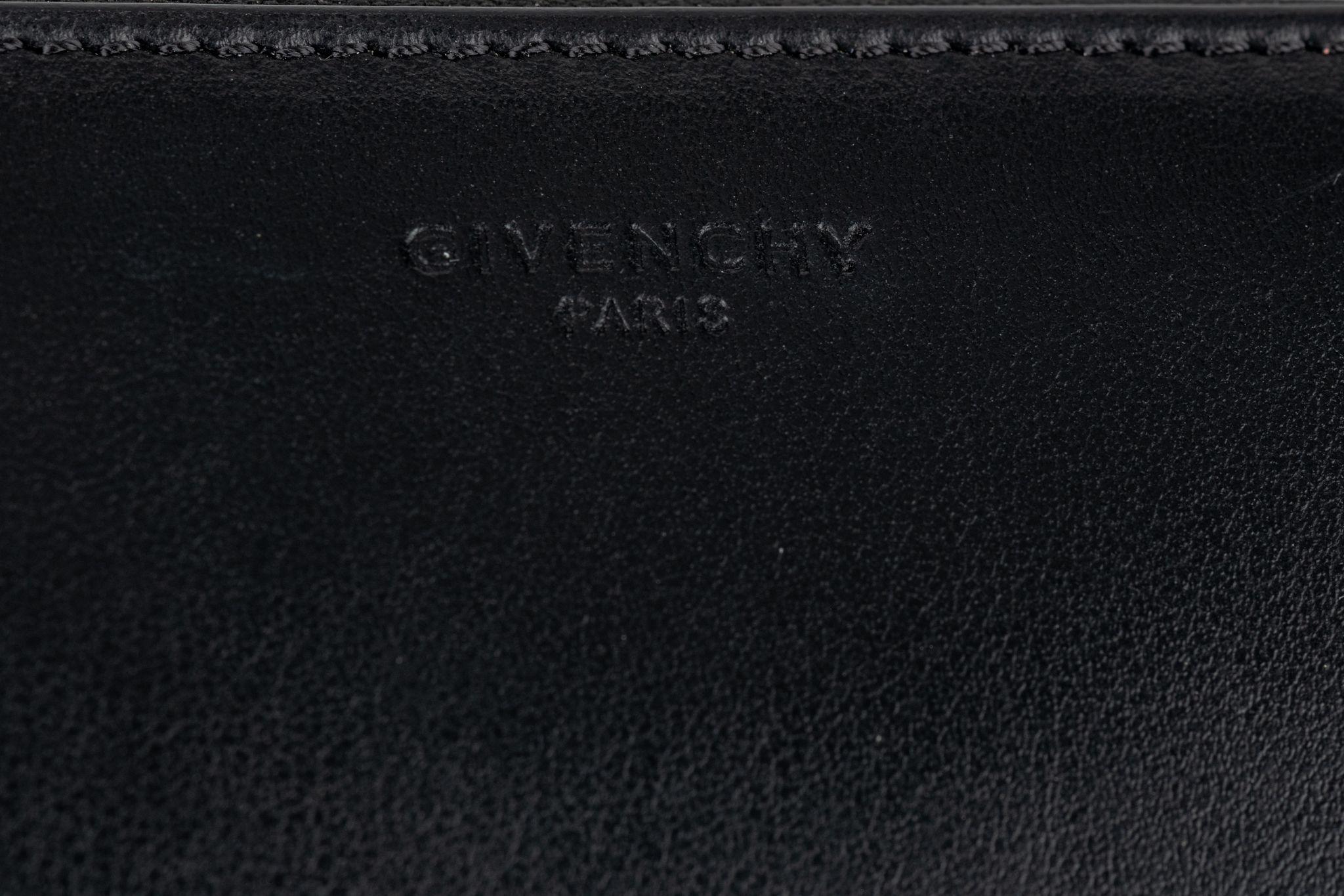 Givenchy grand portefeuille à fermeture éclair neuf en vente 4