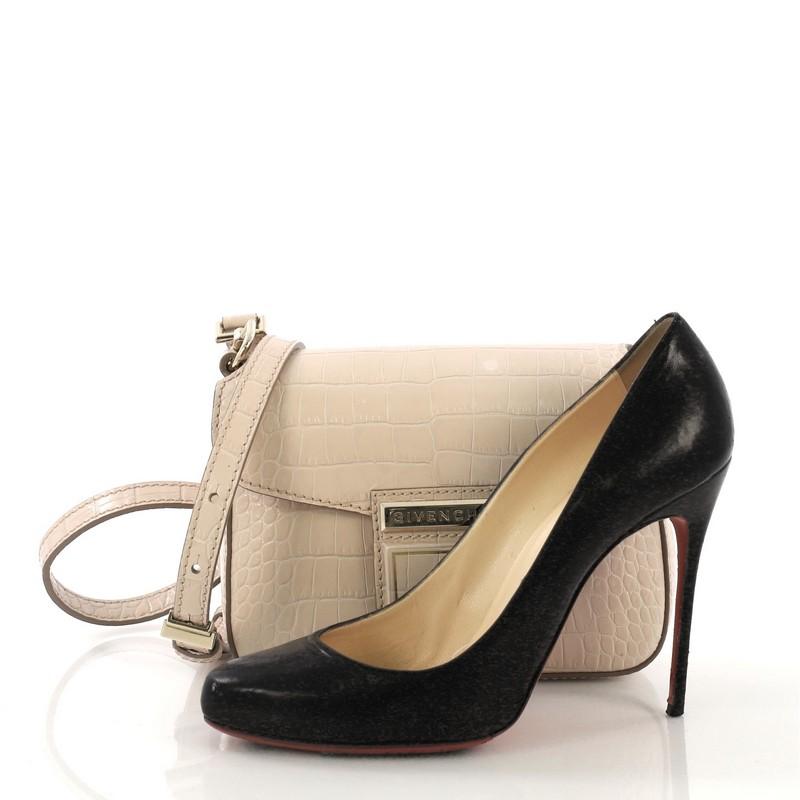 This Givenchy Nobile Crossbody Bag Crocodile Embossed Leather Mini, crafted from nude crocodile embossed leather, features an adjustable crossbody strap, Givenchy logo on the flap and gold-tone hardware. Its magnetic snap closure opens to a mauve