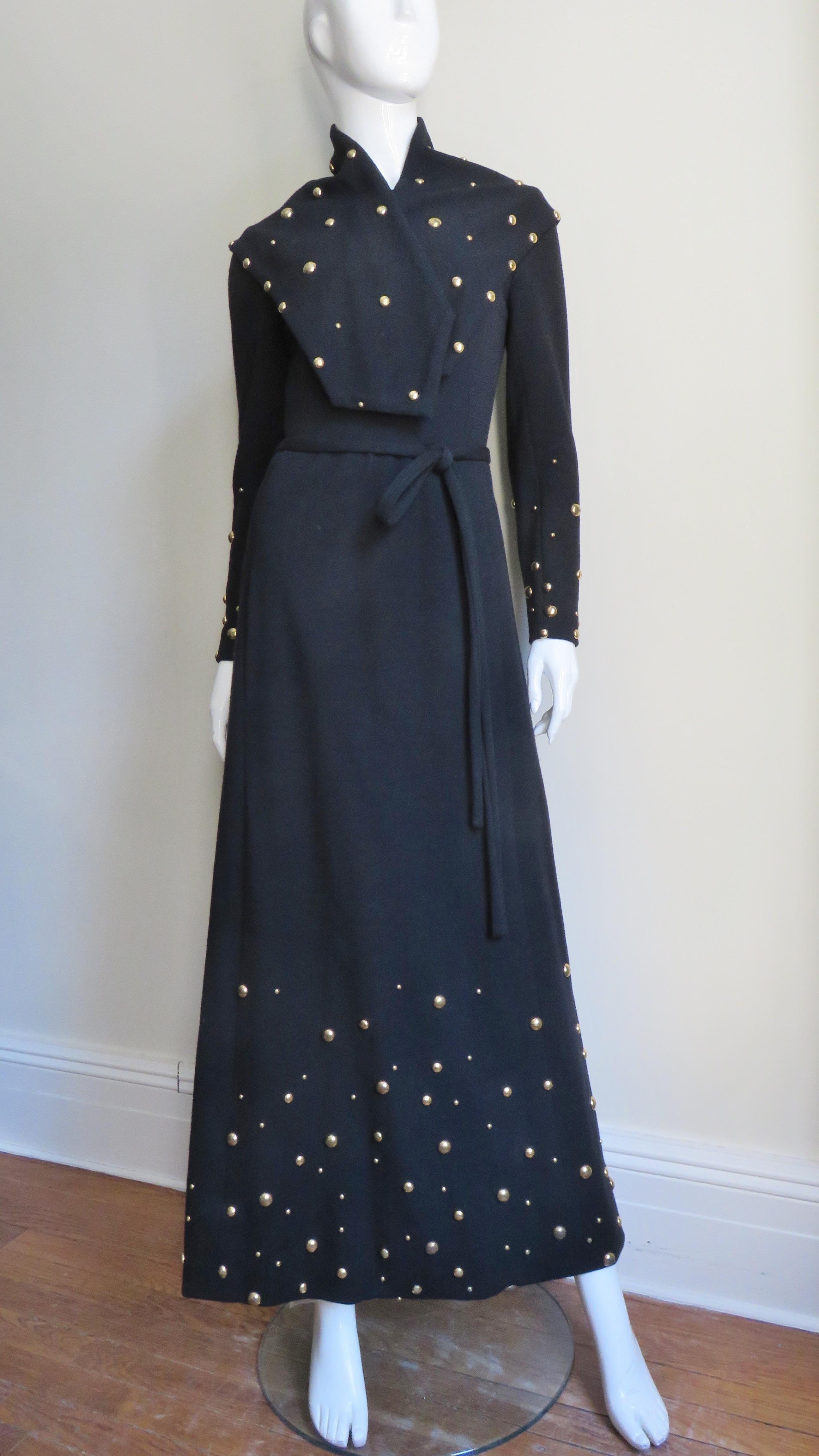 Givenchy Nouvelle Boutique 1970 Maxivestido y chal con adornos de tachuelas en venta 4