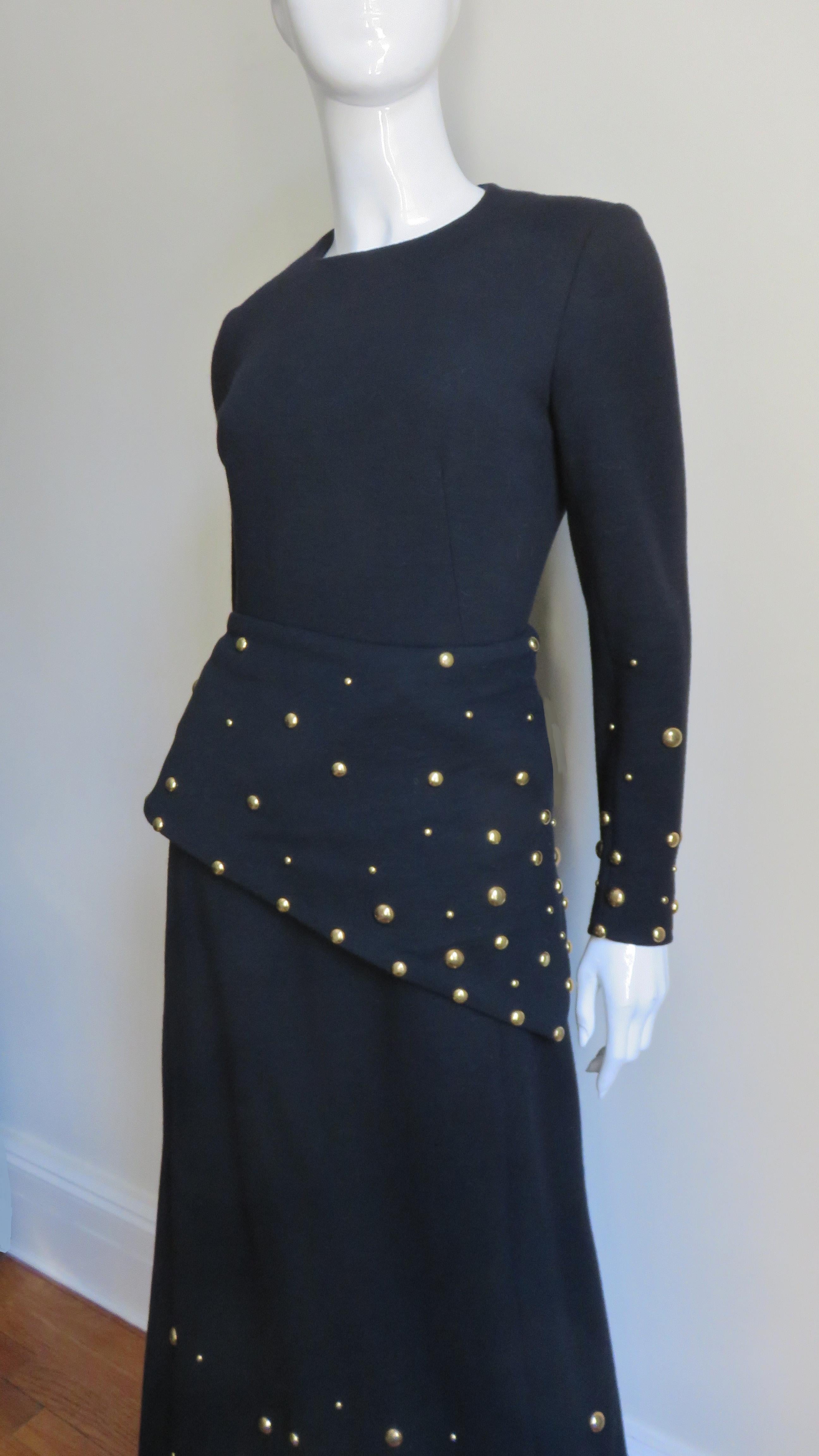 Givenchy Nouvelle Boutique 1970 Maxivestido y chal con adornos de tachuelas en venta 5