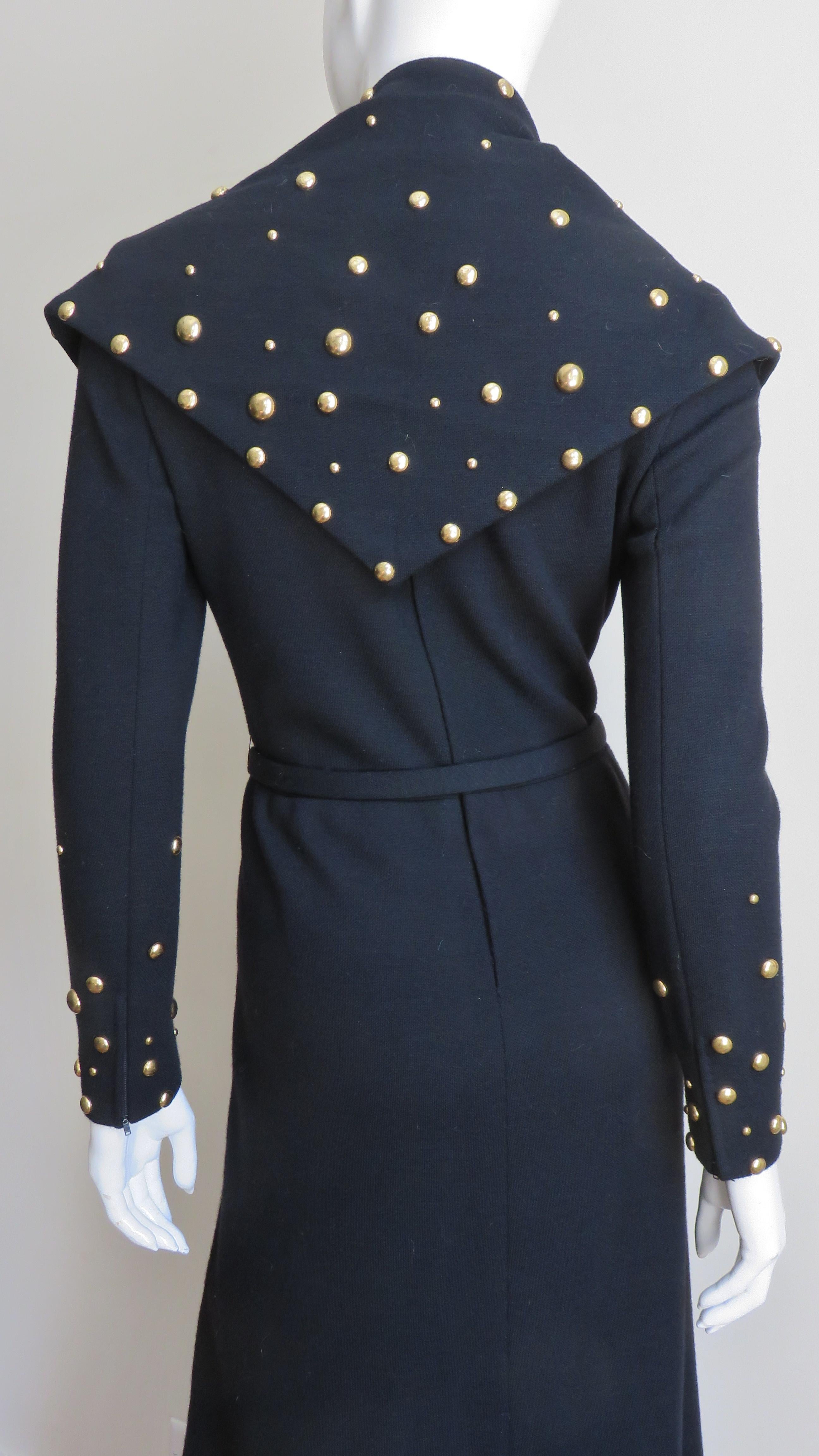 Givenchy Nouvelle Boutique 1970 Maxivestido y chal con adornos de tachuelas en venta 10