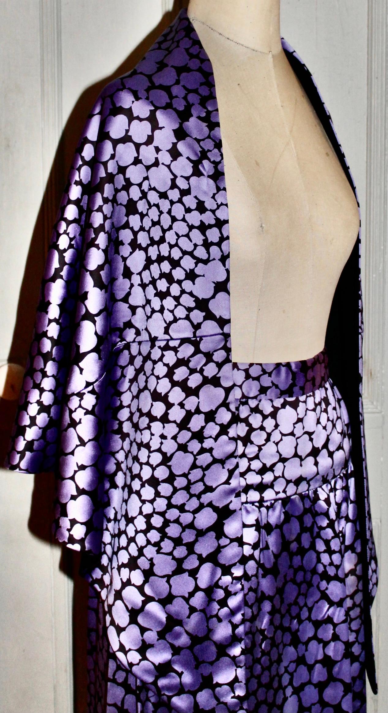 Un châle en soie violette à motif floral abstrait et une longue jupe fluide de Givenchy. Bergdorf Goodman On The Plaza New York.  Taille américaine 8, longueur du châle 28