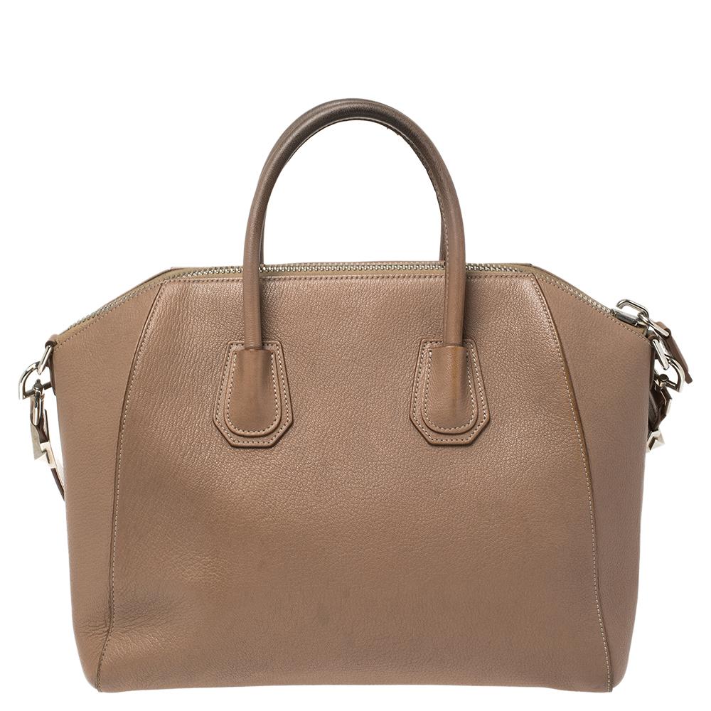 Made in Italy, and loved by women worldwide is this beautiful Antigona satchel by Givenchy. It has been crafted from leather and shaped elegantly. The nude pink bag has a top zipper that reveals a canvas interior and it is held by two top handles