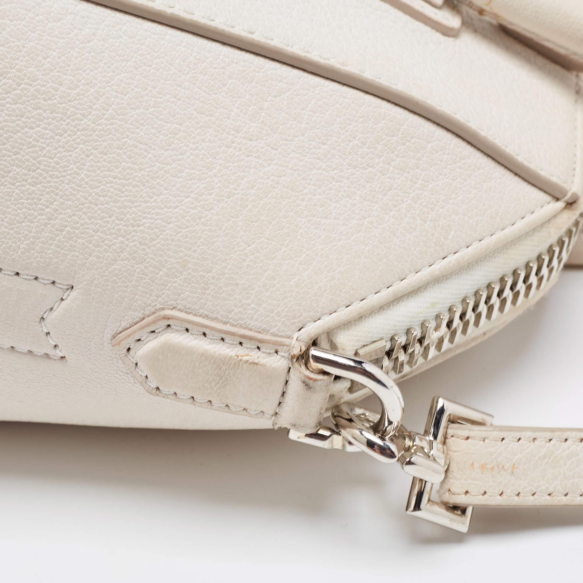 Givenchy Off-White - Mini sacoche Antigona en cuir 11