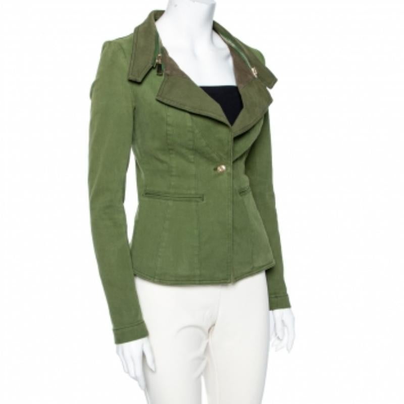 Una chaqueta puede elevar al instante cualquier conjunto, como esta impresionante prenda verde oliva de Givenchy. Su elegante silueta es algo de lo que alardear, al igual que el cuello desmontable. Confeccionada en algodón, esta chaqueta de un solo