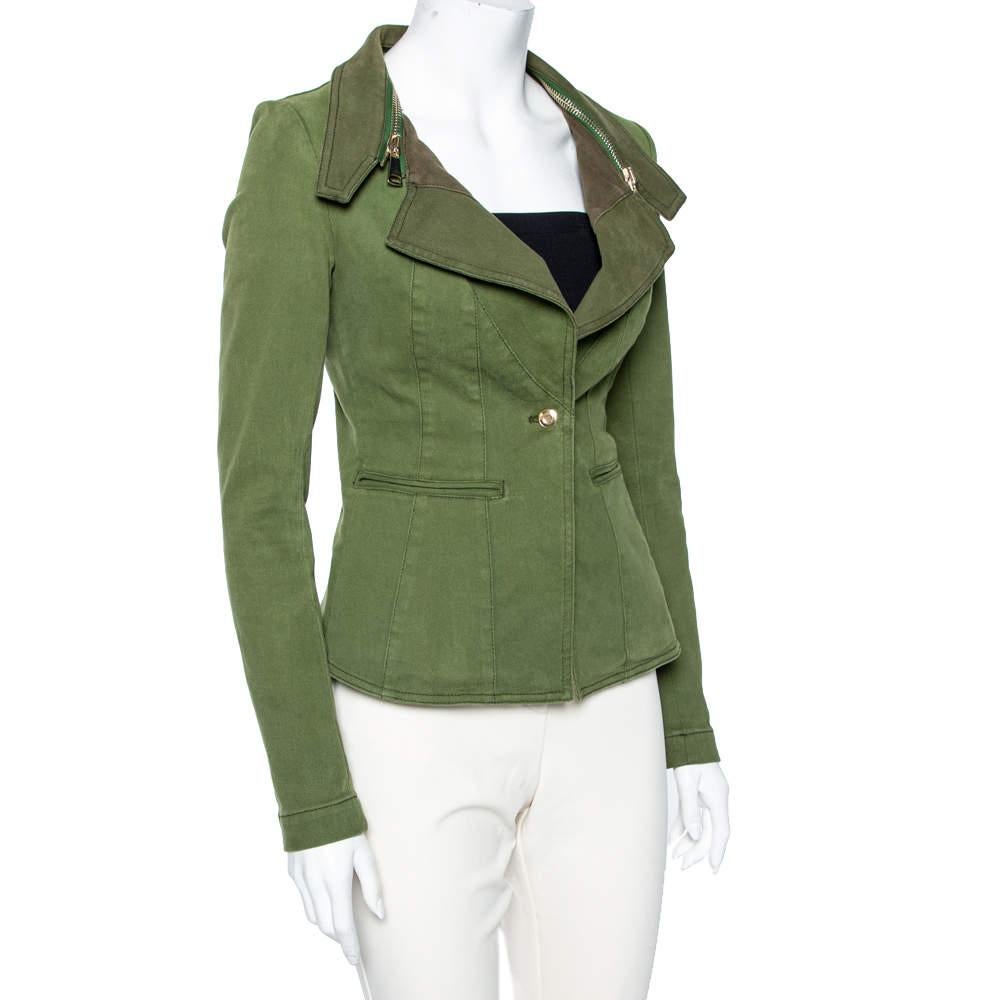 A jacket can instantly elevate any outfit, just like this stunning olive green piece from Givenchy. Its stylish silhouette is something to flaunt, so is the detachable collar. Made with cotton, the single-breasted jacket strikes the right balance