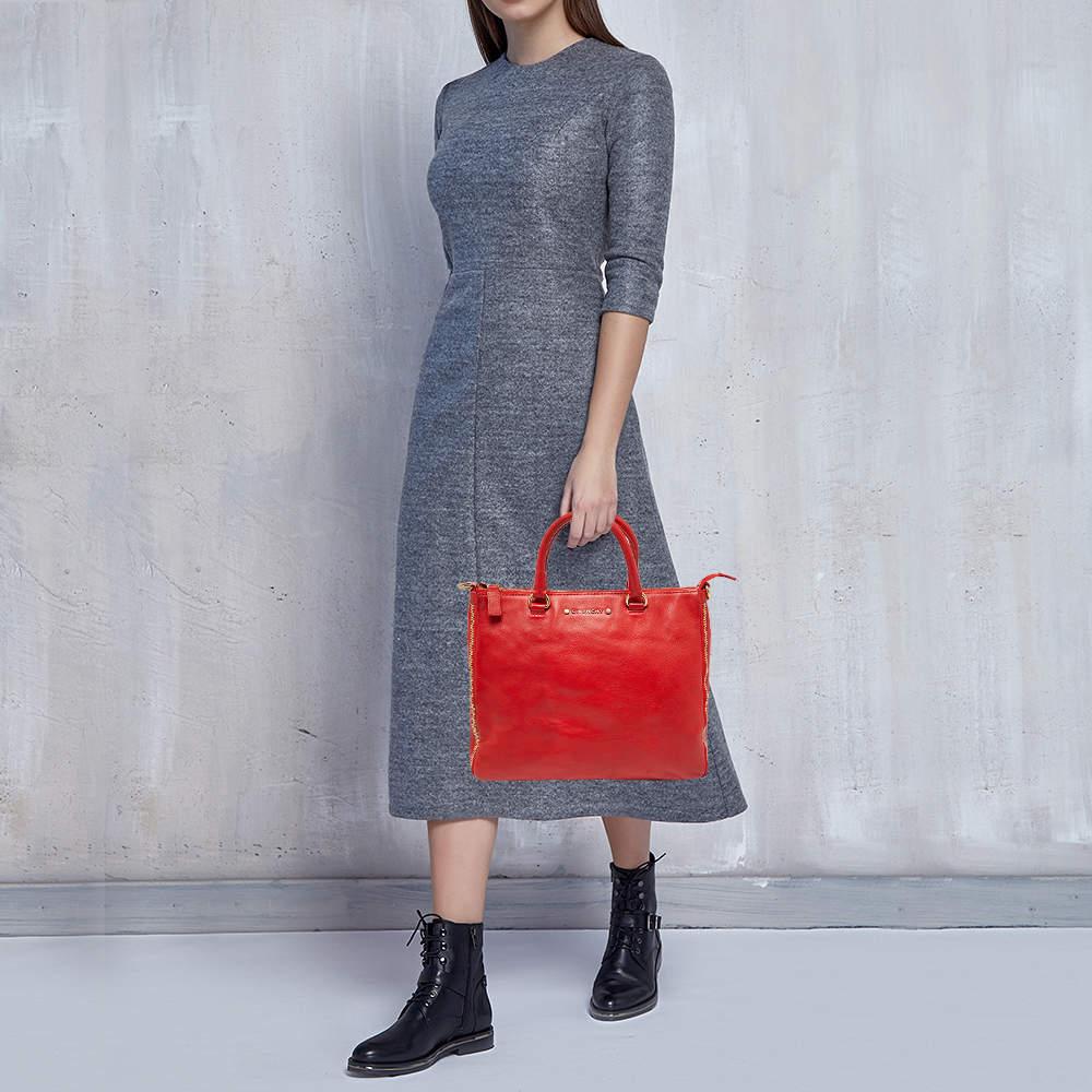 This alluring tote bag for women has been designed to assist you on any day. Convenient to carry and fashionably designed the tote is cut with skill and sewn into a great shape. It is well equipped to be a reliable accessory.