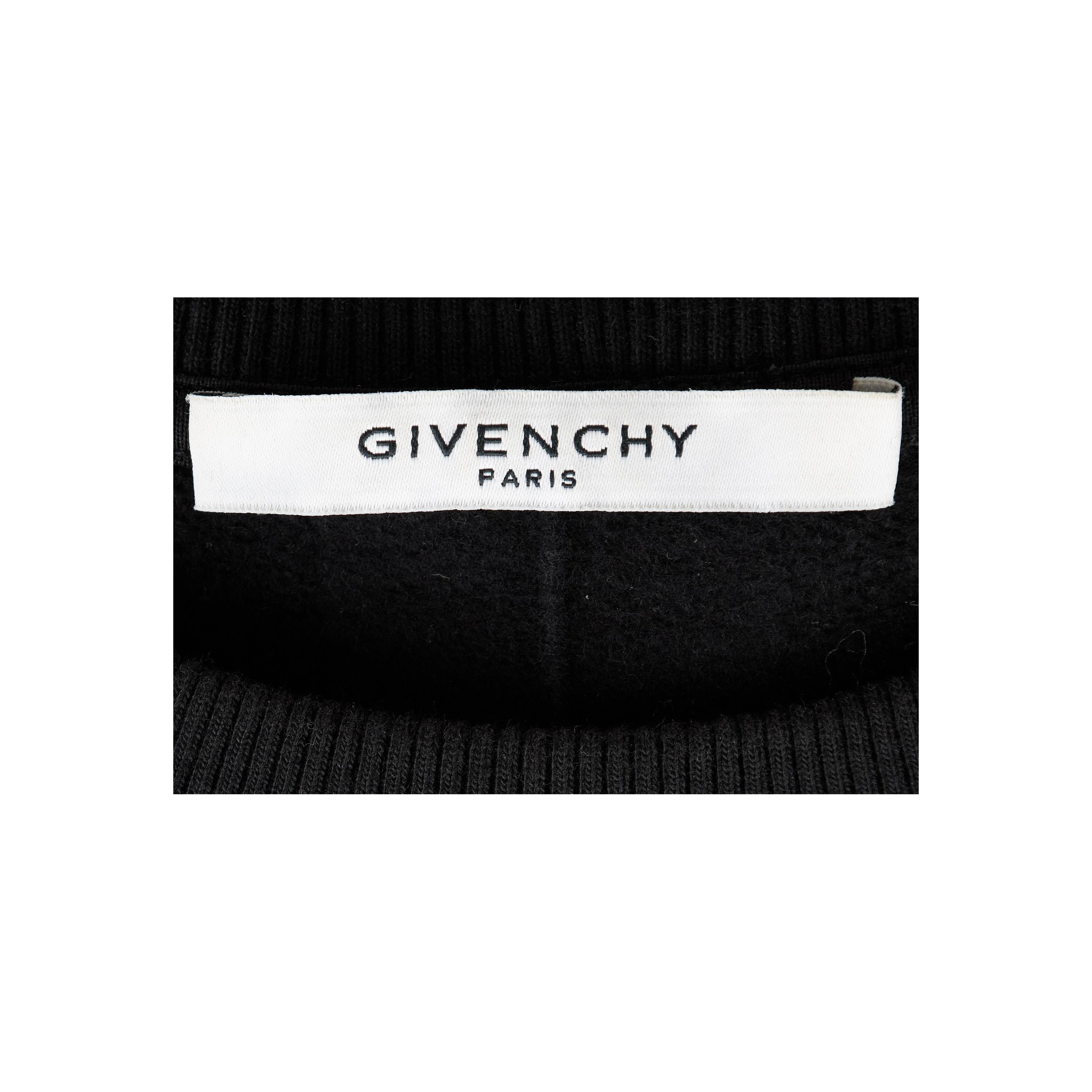 Ce pull Givenchy est confectionné en coton pour un confort durable. Il présente une silhouette unique avec une coupe oversize, un col rond, des manches longues, des poignets et un ourlet côtelés. Le détail de l'écusson blanc ajoute une touche unique